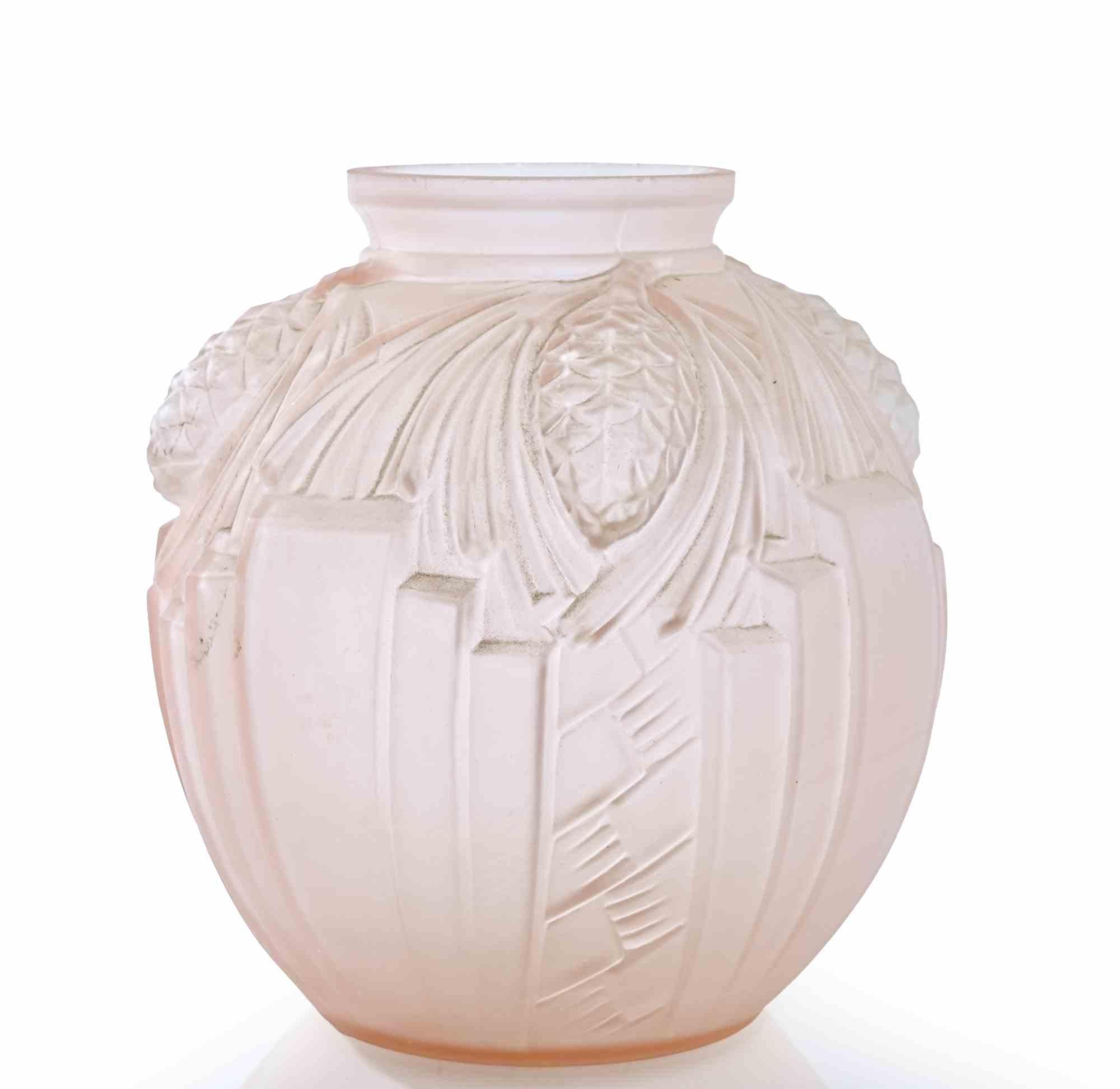 De Cagny Art Deco Globe pink vase.

Crispy moulded with pine cones, on a geometric background.

Very good condition.