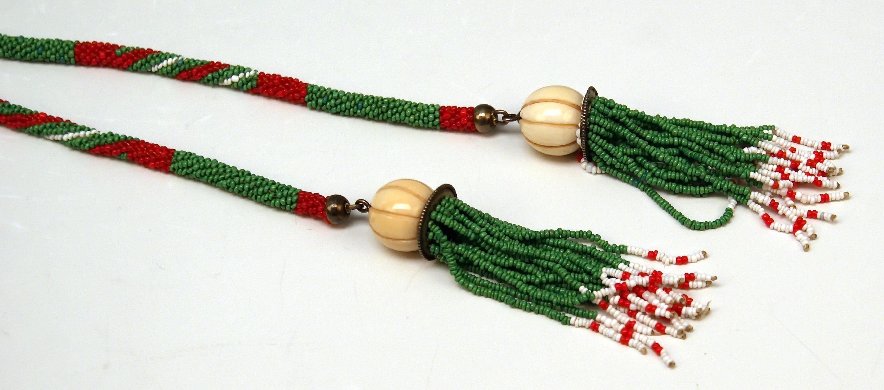 RARE ITEM OF THE WIENER WERKSTAETTE (WW):  ART DECO NECKLACE / MICRO BEADED
Stunning elegance !  This finest Art Deco necklace consists of various multicolored micro glass pearls, shaded in moss green, white and red. The ends of the necklace are