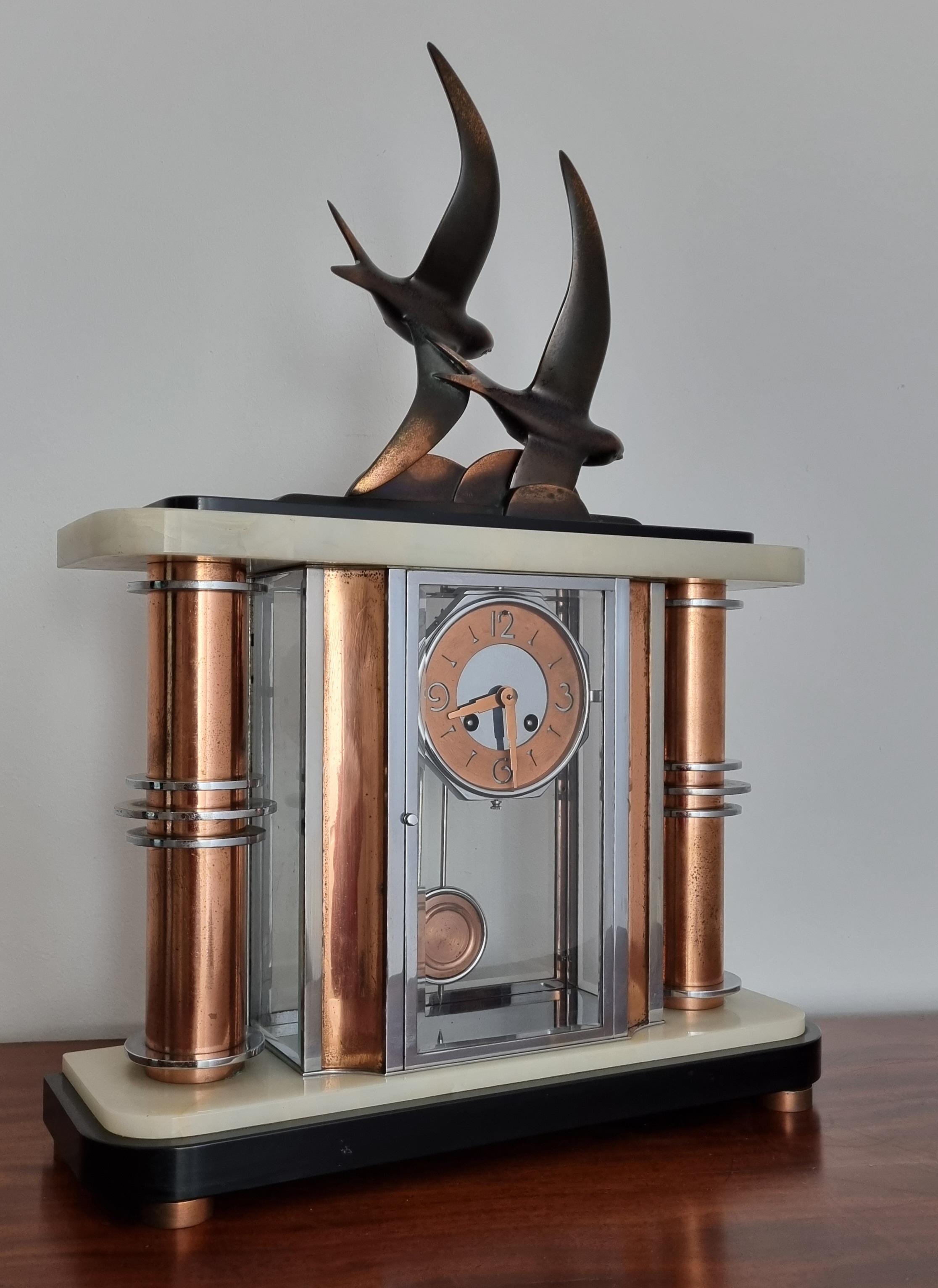 Art Deco Glass Panelled Clock with Bronze Swallows In Good Condition For Sale In Hoddesdon, GB