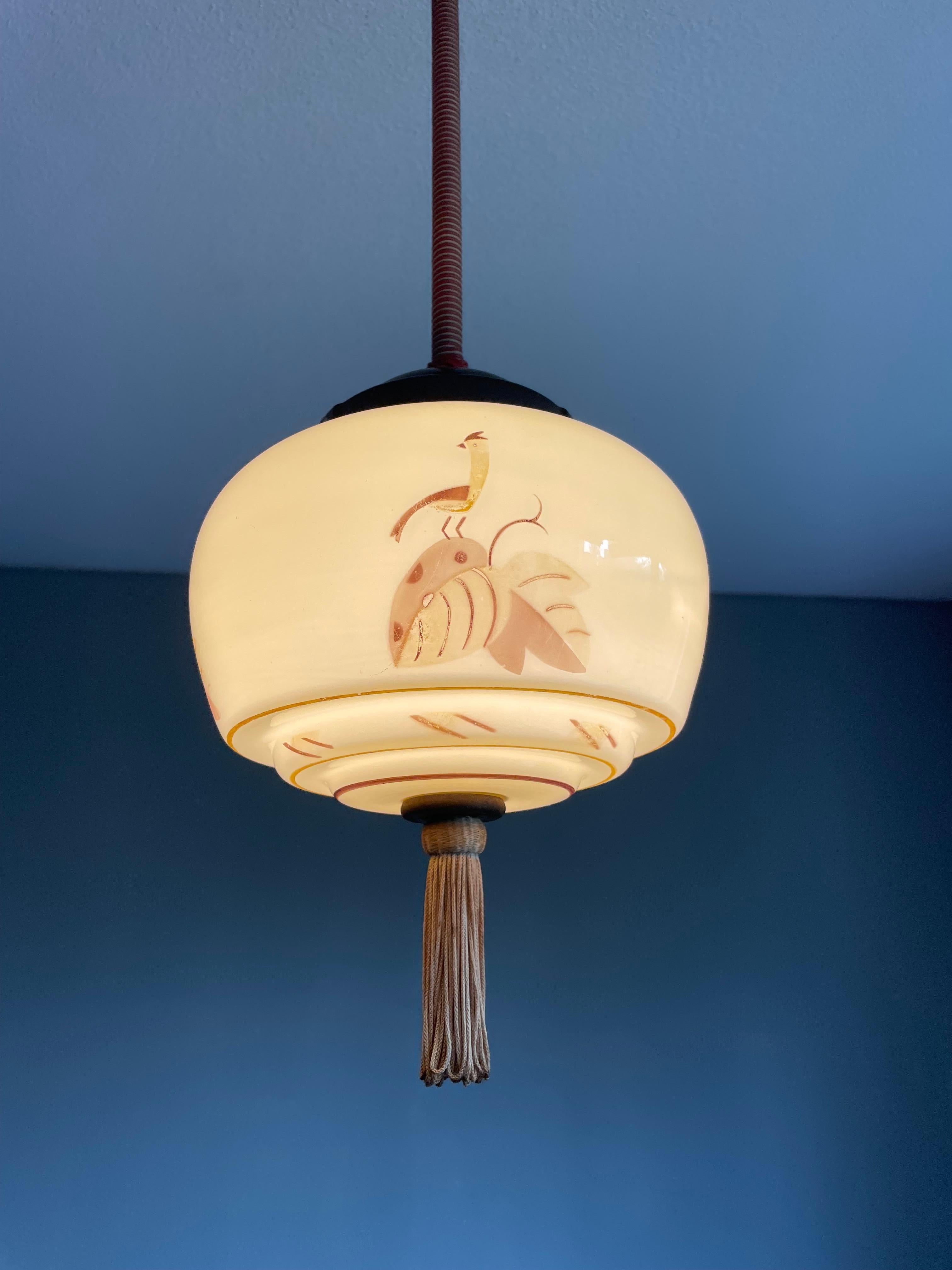 Handgefertigte und seltene, asiatische, laternenartige Pendelleuchte.

Diese seltene Kombination von Anhängern ist in ausgezeichnetem Zustand und eine Freude zu besitzen und zu betrachten. Dieser hochwertig gearbeitete Glasschirm hat ein