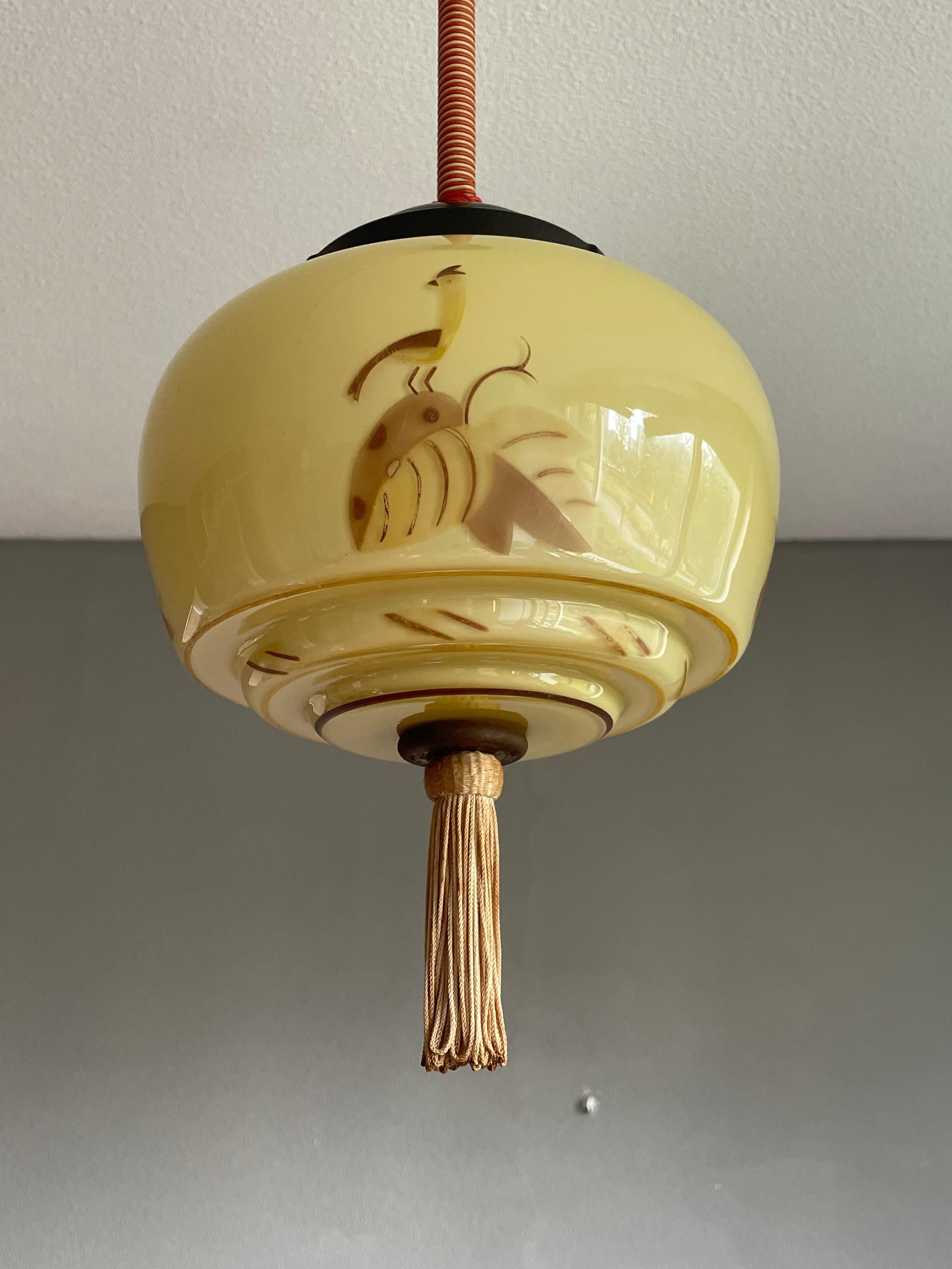 Art-Deco-Glas-Anhänger w. Quaste, handbemalte Vogeldekoration und Bakelit-Baldachin mit Quaste (Art déco)
