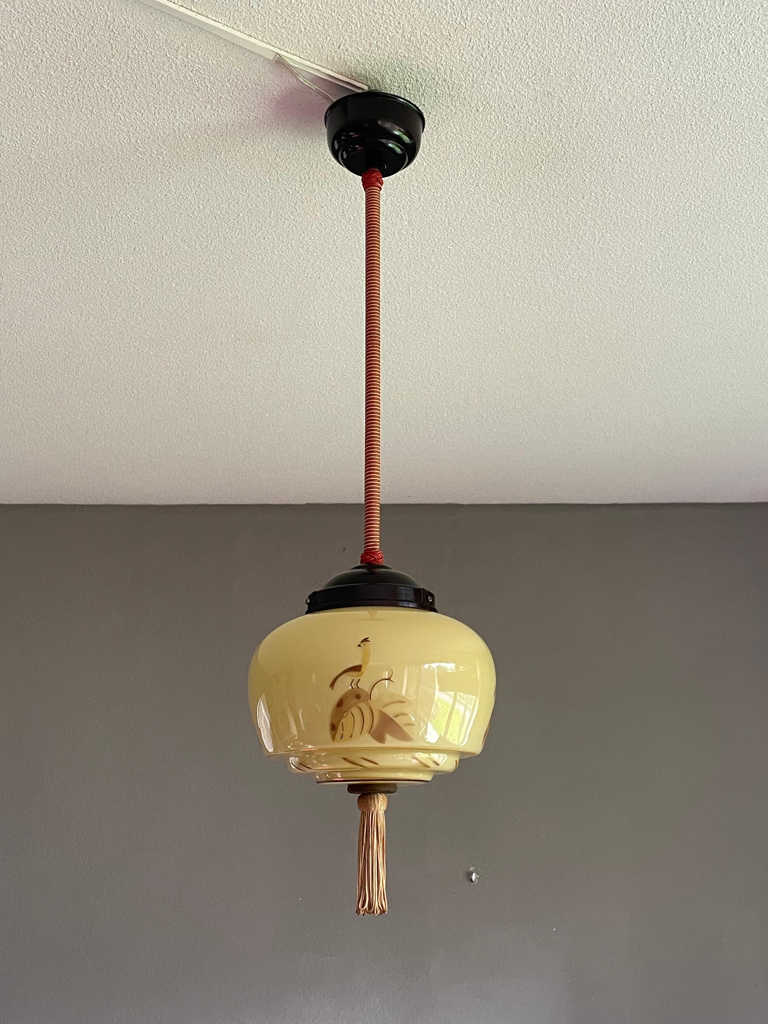 Art-Deco-Glas-Anhänger w. Quaste, handbemalte Vogeldekoration und Bakelit-Baldachin mit Quaste (Europäisch)