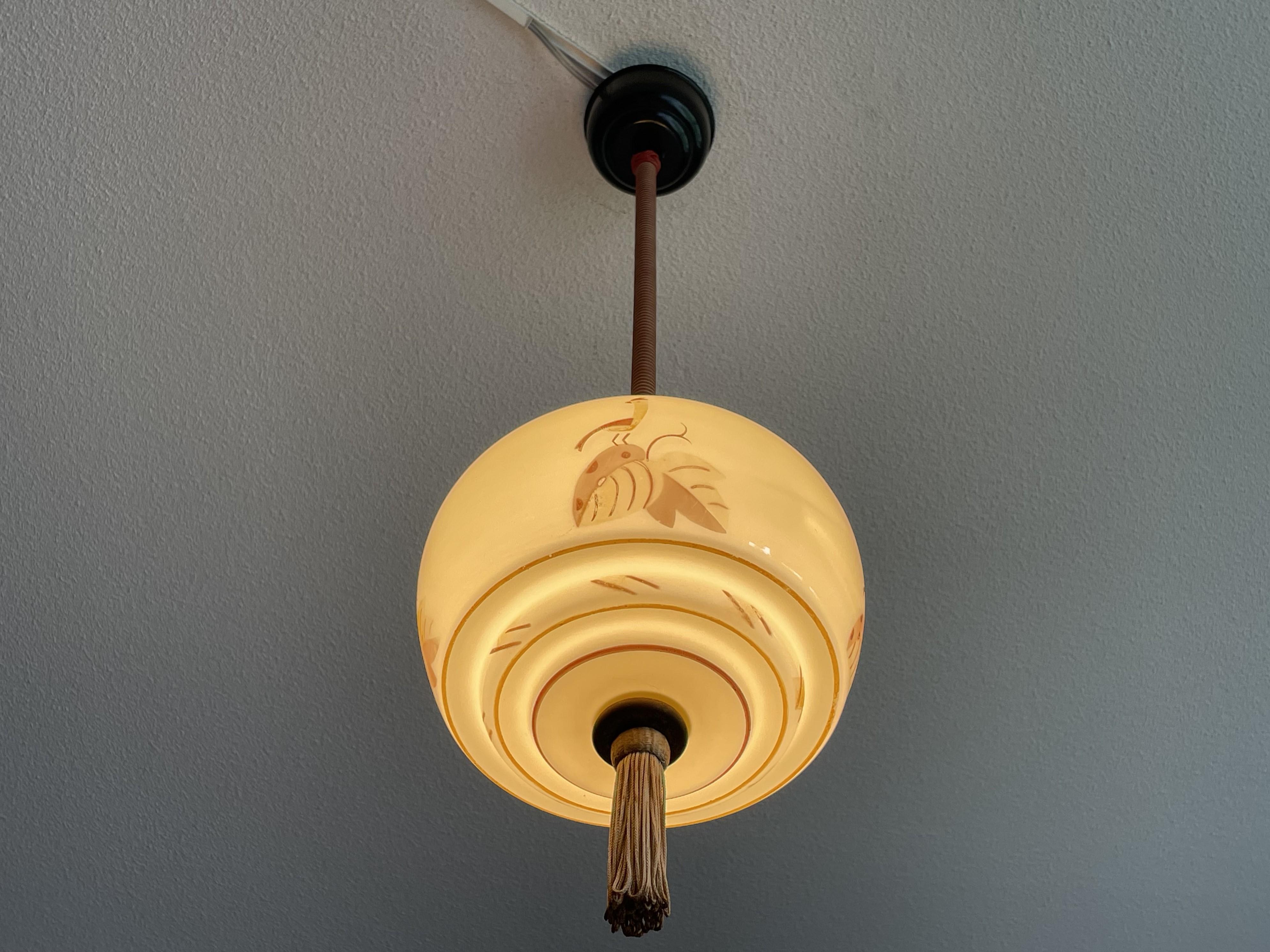 Art-Deco-Glas-Anhänger w. Quaste, handbemalte Vogeldekoration und Bakelit-Baldachin mit Quaste (Gegossen)