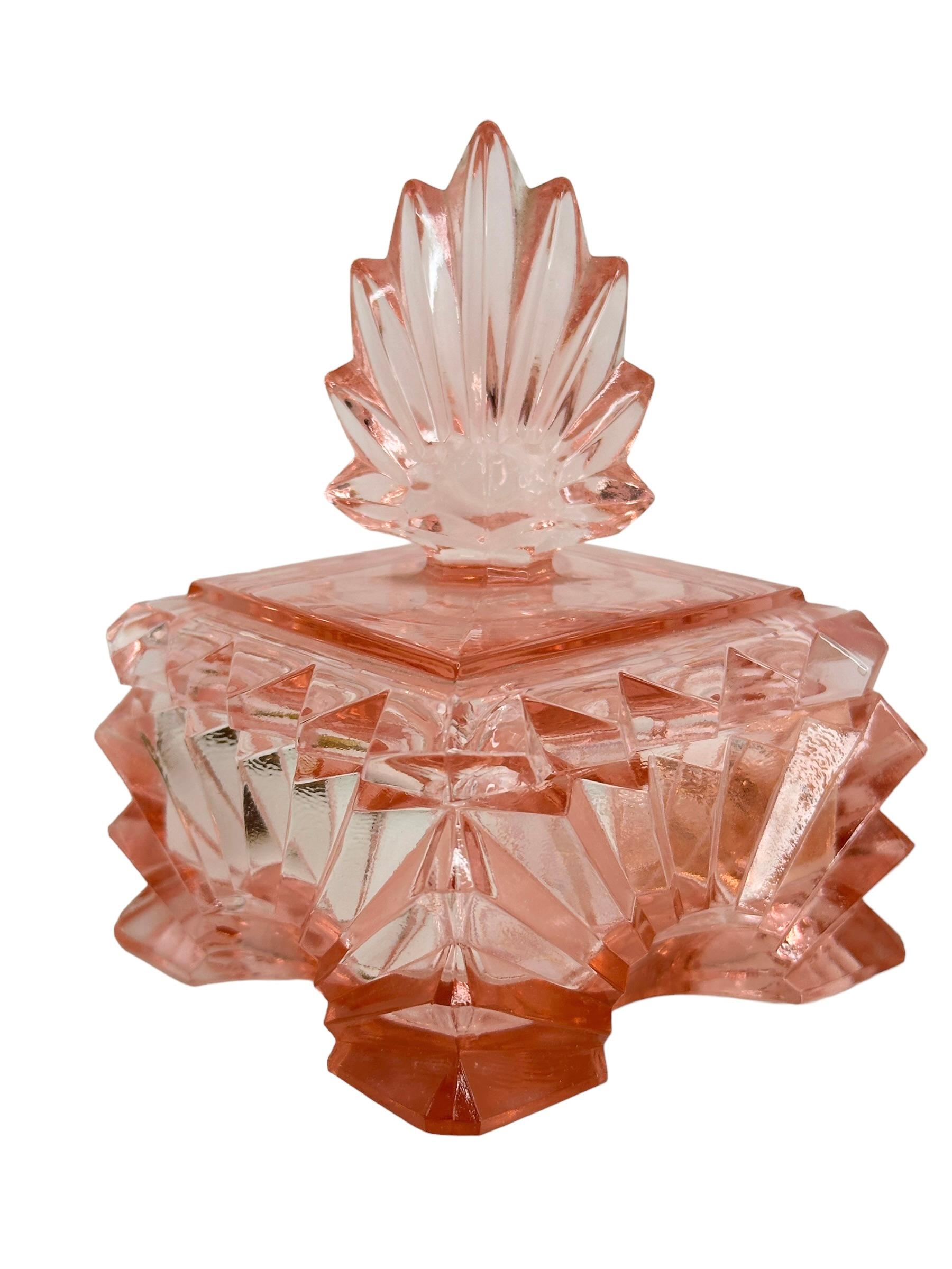 Una bellissima bottiglia di profumo Art Deco di colore rosa con un meraviglioso tappo in vetro. Viene fornito in un set con un portagioie per la stanza della vanità. In ottime condizioni, con segni di utilizzo all'interno. Un vero e proprio oggetto