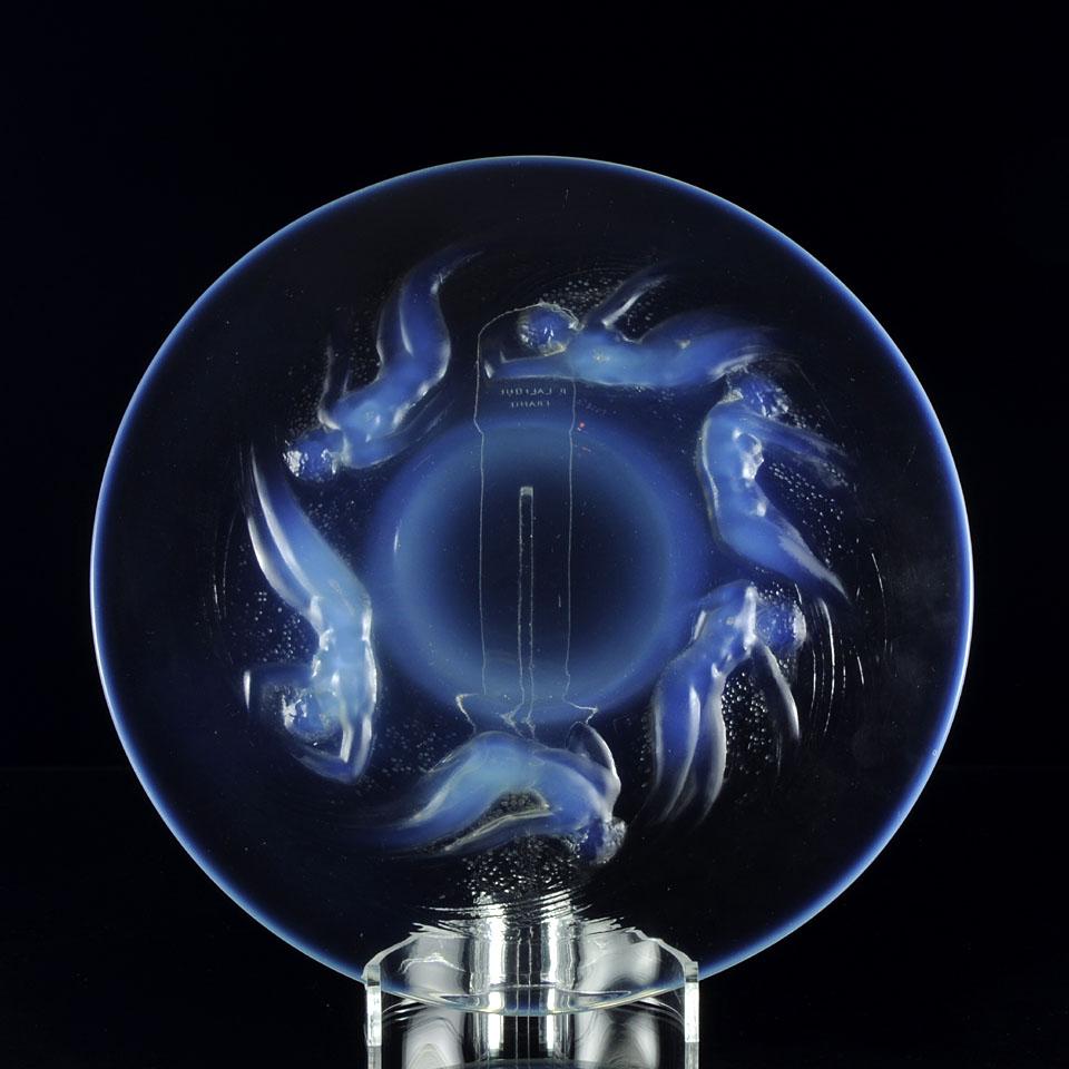 Eine sehr visuelle und attraktive Art Deco Glasplatte mit erhabenem Muster von wirbelnden Meeresnymphen, die einen exzellenten himmelblauen Opaleszenzgrad aufweist und mit feinen handgefertigten Details ergänzt wird, signiert R.
