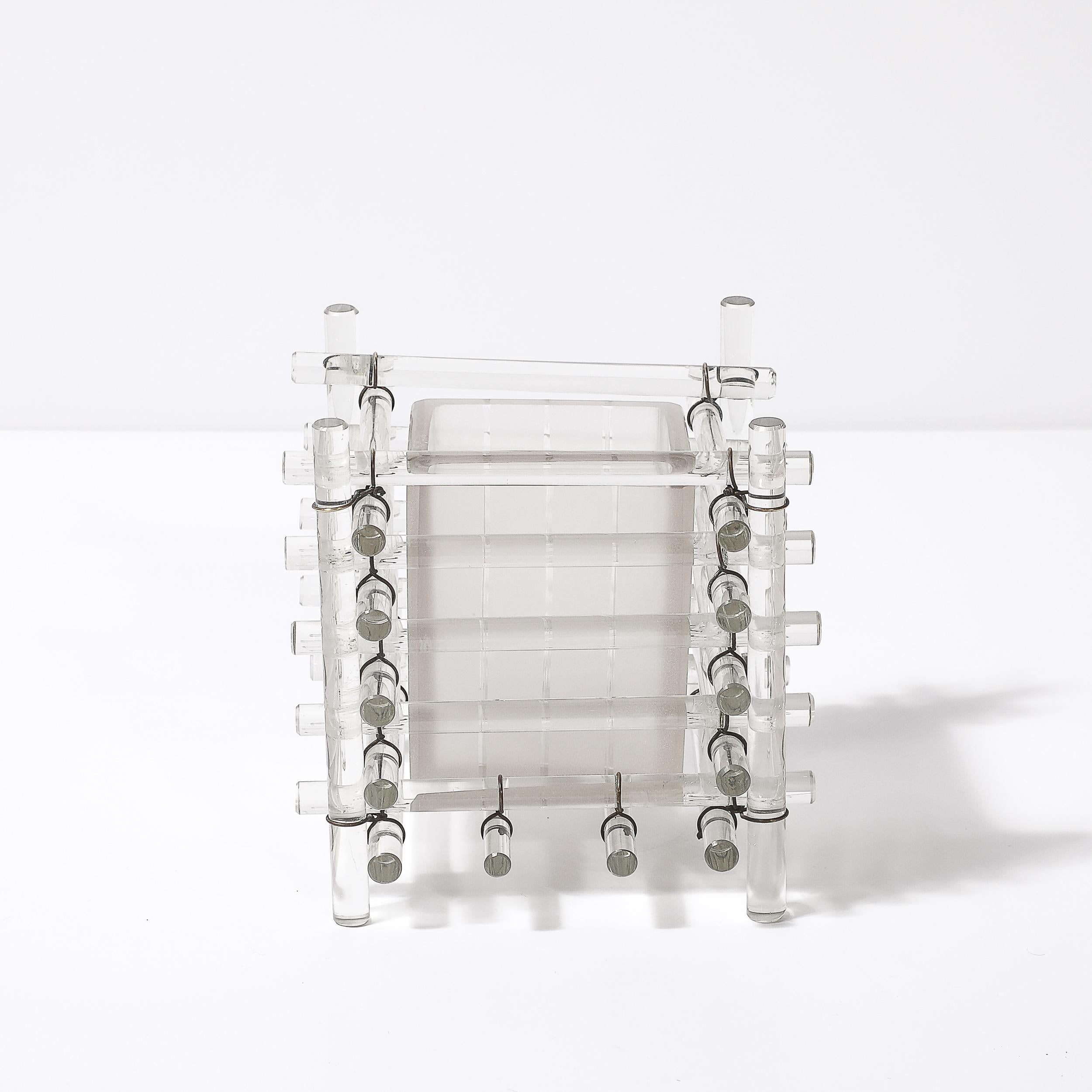 Ce superbe cache-pot en verre ornemental Art déco  datant d'environ 1940, est un bel exemple des lignes épurées et de la sophistication géométrique caractéristiques de la période Art déco. Cette pièce, conçue pour contenir et coiffer des fleurs ou