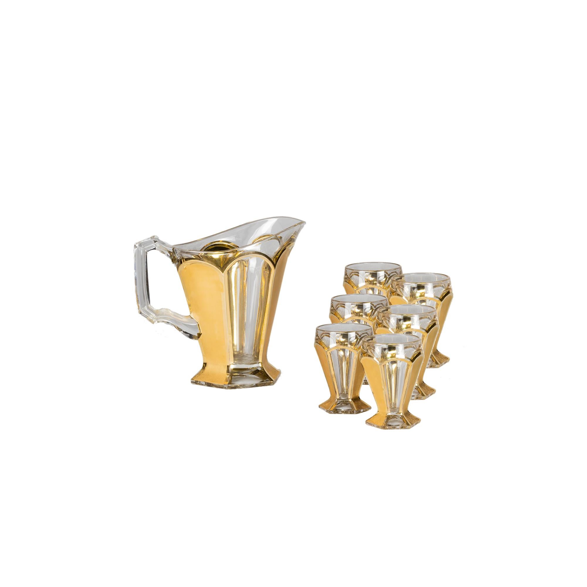 Un service en cristal de Bohème Art déco (pichet et six verres) éblouit par ses accents dorés en Lorrain, datant des années 1930.

Cet ensemble pichet et verres est en bon état ; il incarne l'élégance de l'artisanat de Bohemia (aujourd'hui la