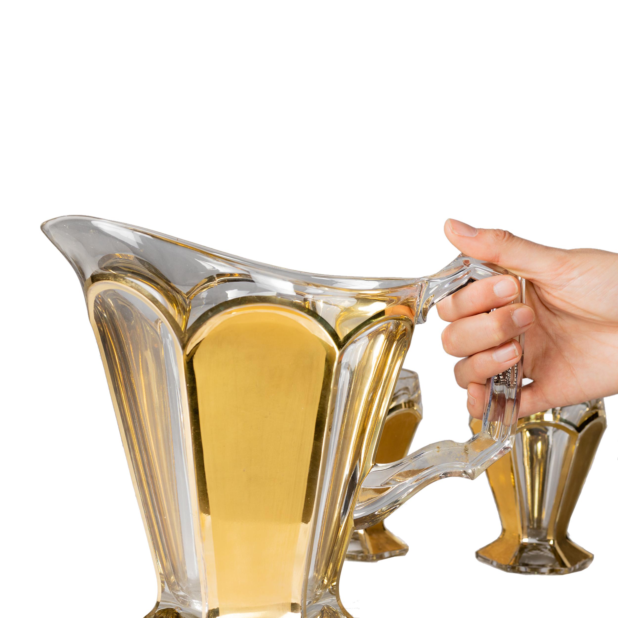 Tchèque Ensemble en verre Art Déco, pichet et six verres, décorations dorées, 1930 en vente