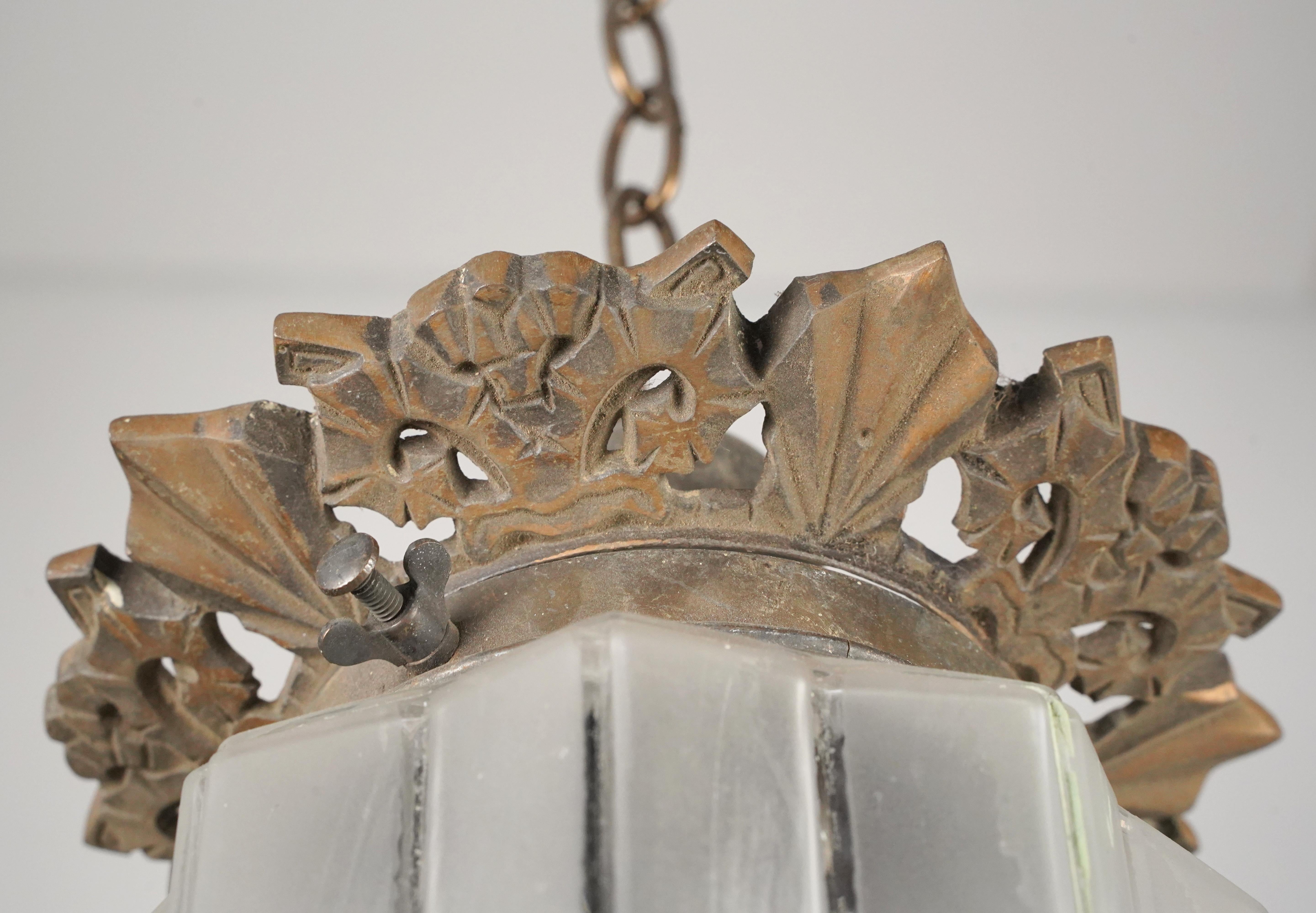 Art Déco Ciondolo a catena in ottone con grattacielo in vetro Art Deco in vendita