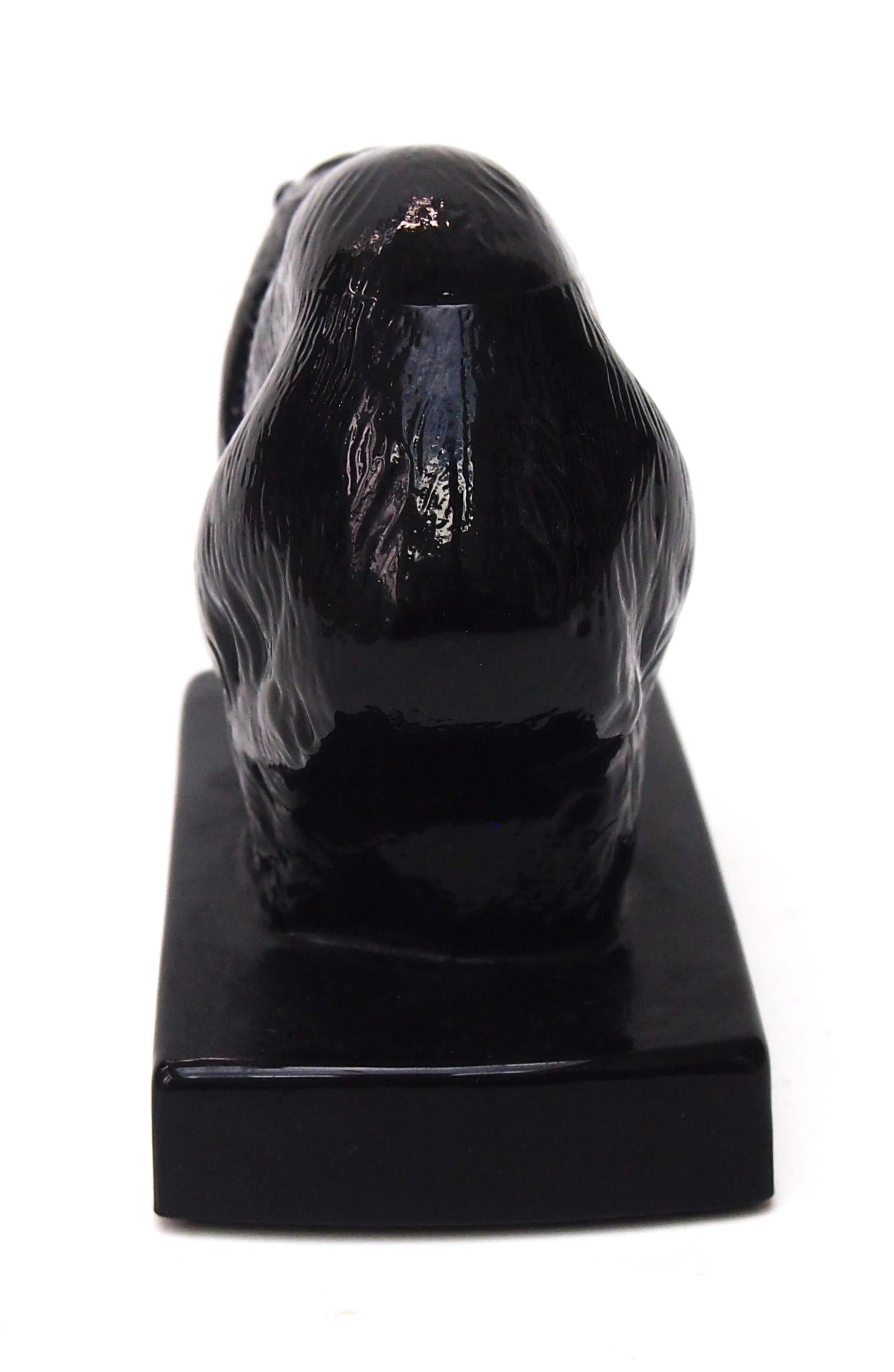 Une étonnante et rare figurine d'ours noir assise sur une plate-forme. Ce modèle a été conçu en 1935 par Etienne Frankhauser pour J A Jobling - À la fin des années 1920 et en 1930, la célèbre maison de verre anglaise J A Jobling a tenté de copier le