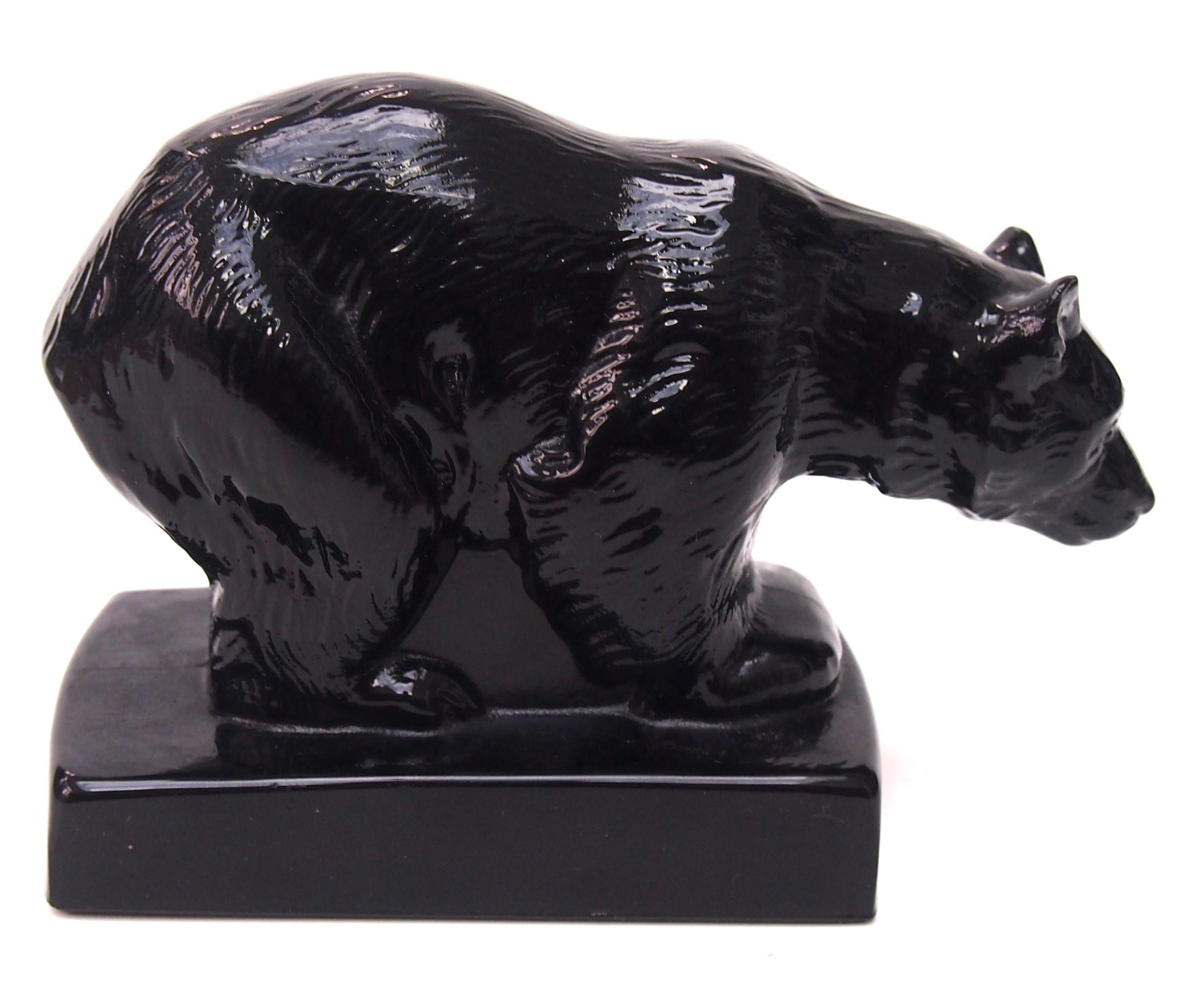 Art déco Statuette en verre Art Déco d'un ours noir par J A Jobling c1935 -Anglais en vente