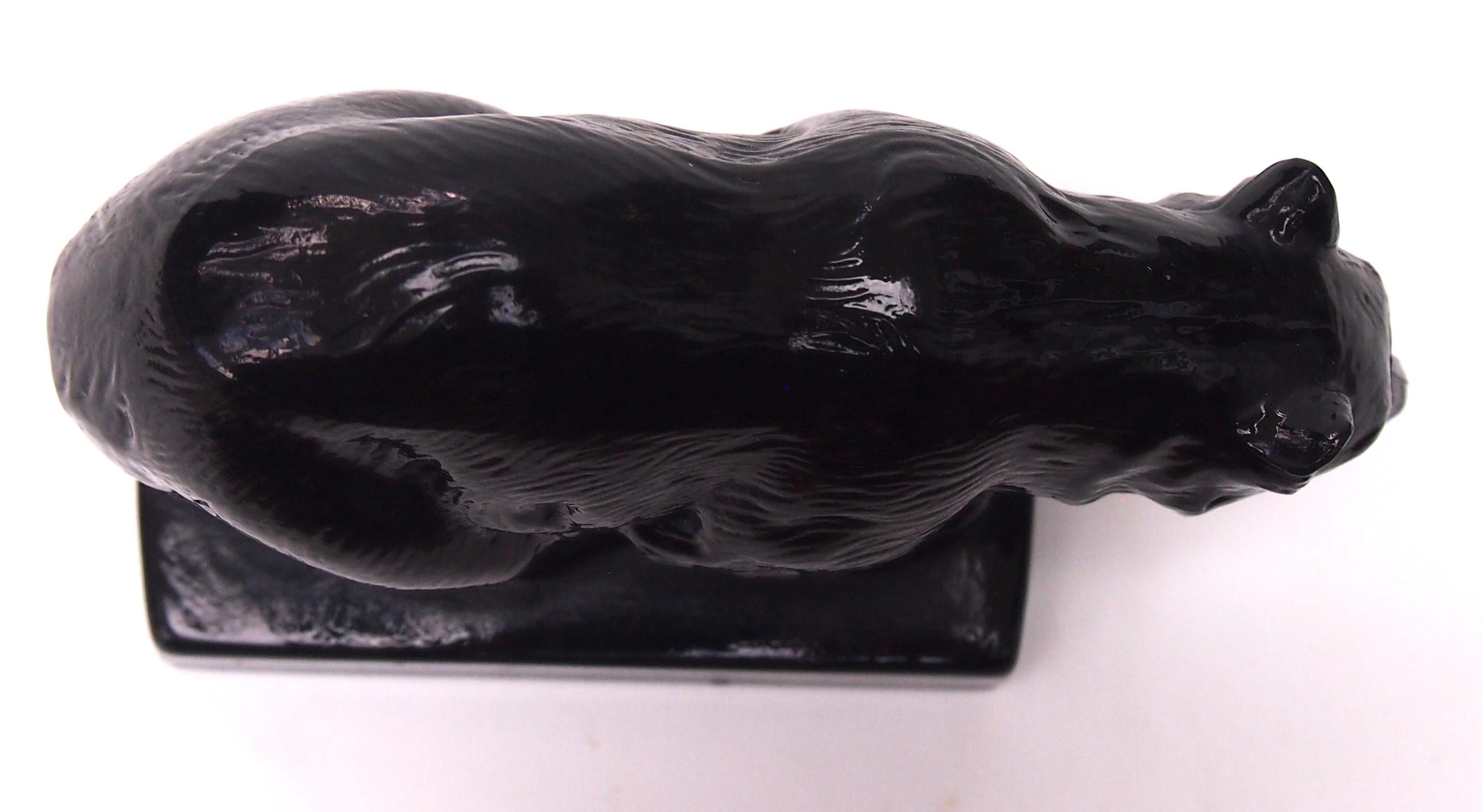 Milieu du XXe siècle Statuette en verre Art Déco d'un ours noir par J A Jobling c1935 -Anglais en vente