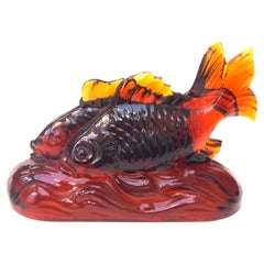 Statuette en verre Art Déco d'une paire de poissons en ambre de J A Jobling vers 1935 -anglais