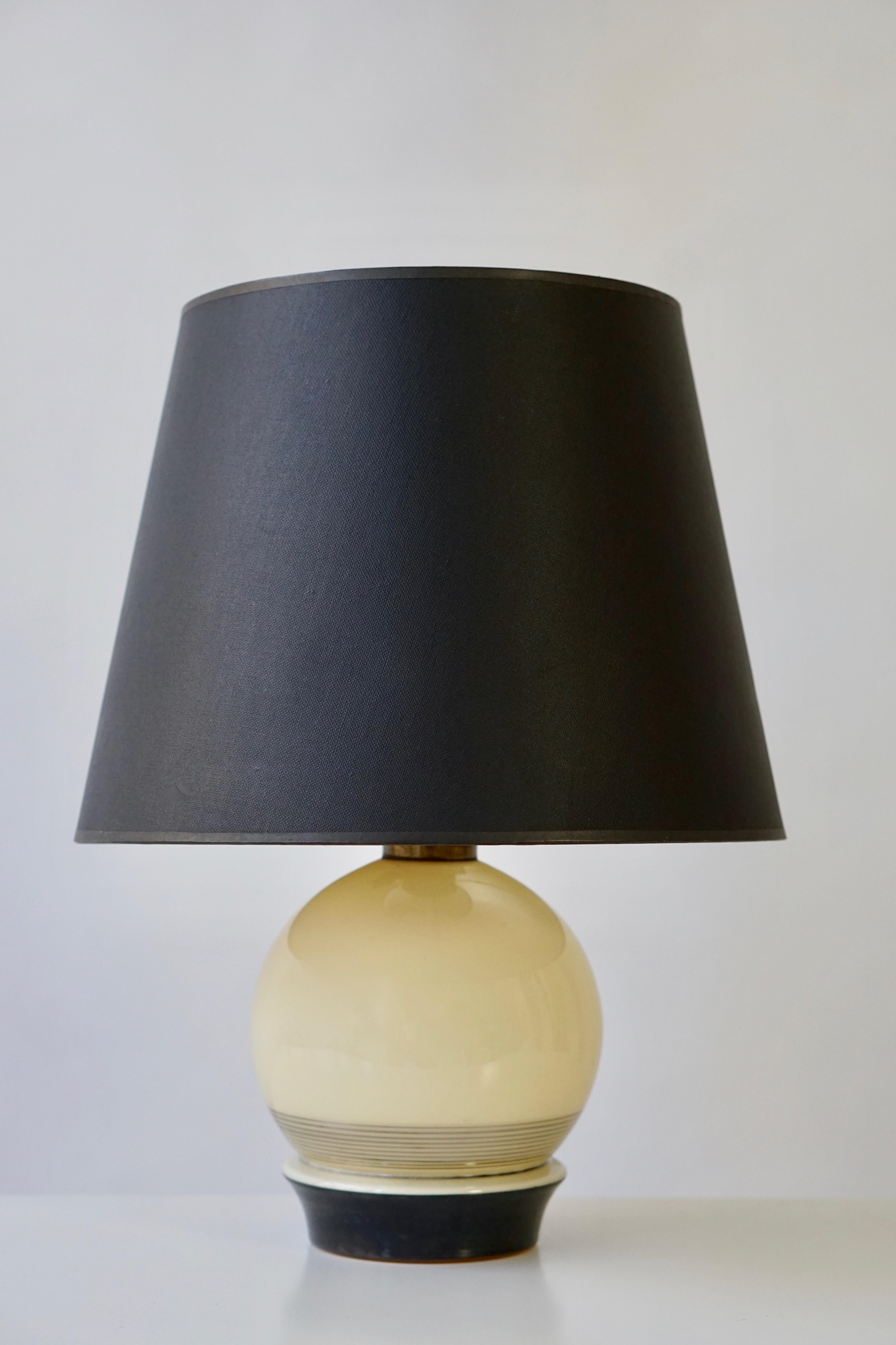 Italian Art Deco table lamp.
Measures: Diameter 14 cm.
Height with socket 23 cm.
One E27 bulb.

Lamp shade are not included in the price.