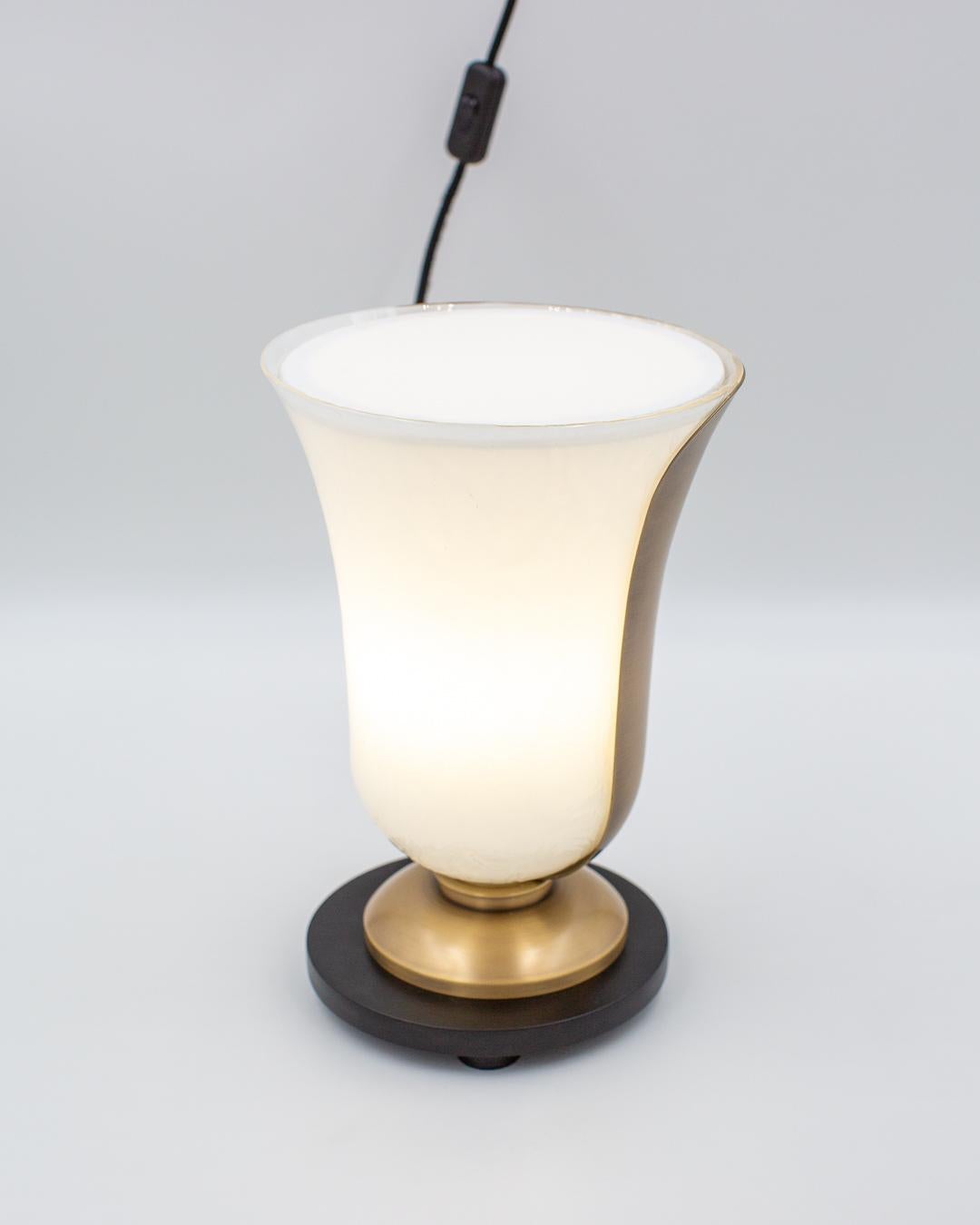 Art Deco Glas Tischlampe (Handgefertigt) im Angebot