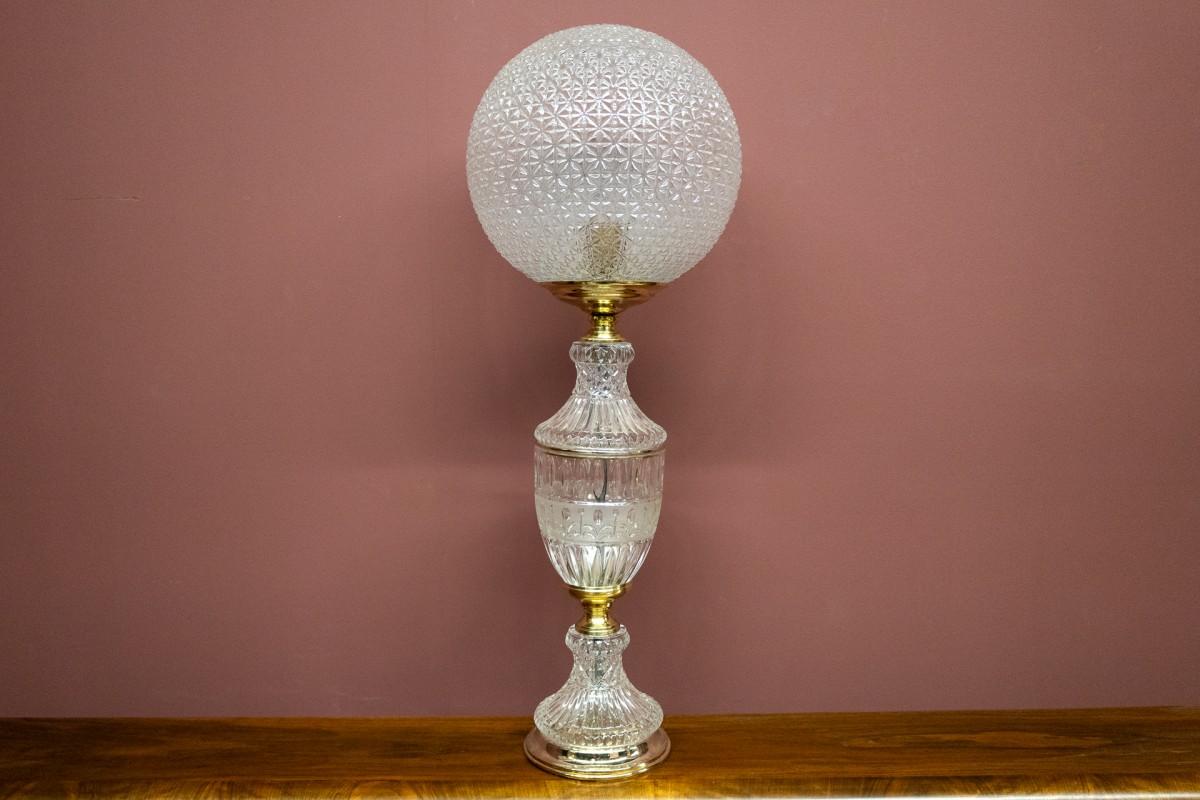 Lampe de table en verre et éléments en laiton.

Origine : Pologne, 2e moitié du 20e siècle.

Très bon état, aucun dommage.

Câblage remplacé.

Dimensions : hauteur 80 cm / diamètre 30 cm