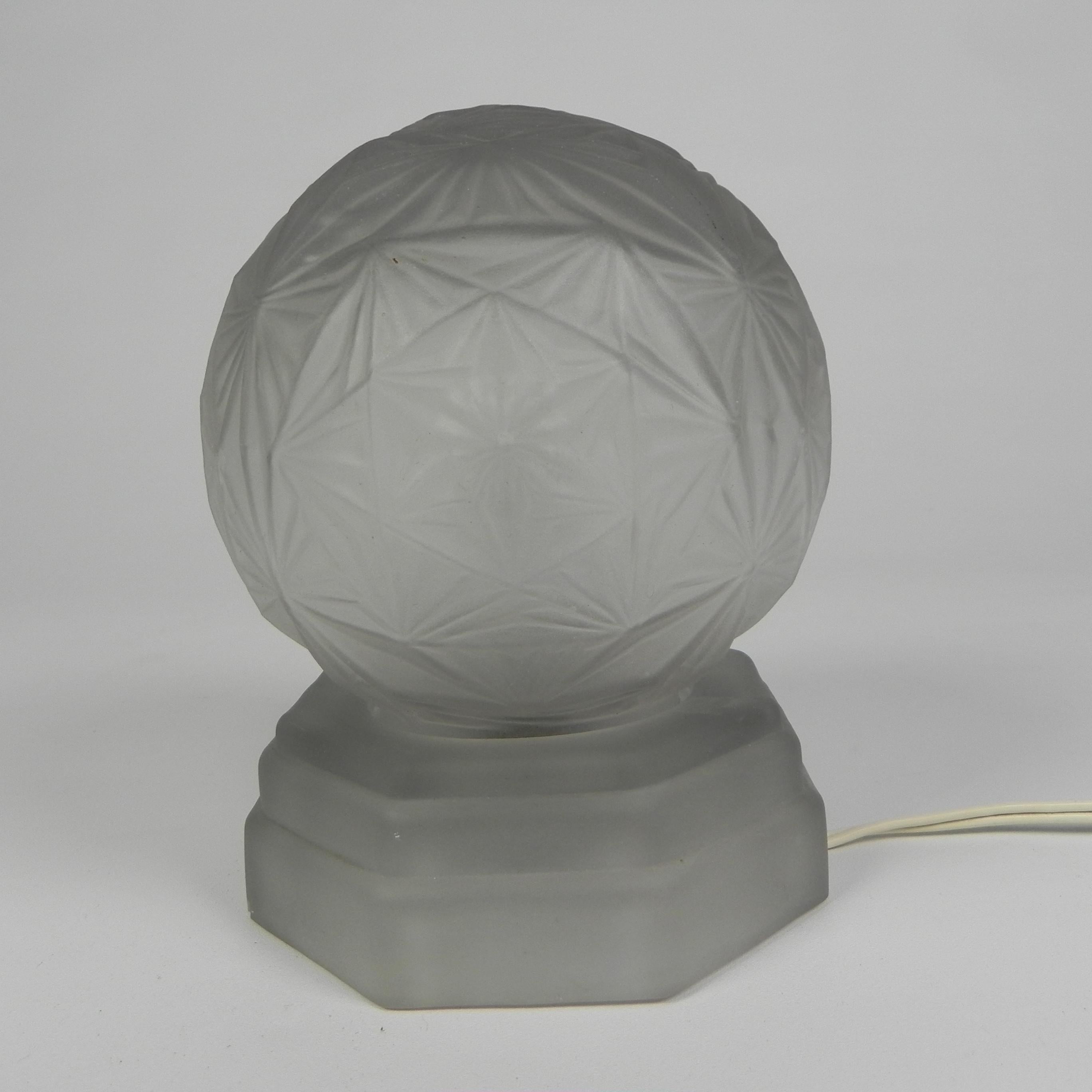 Sonover stands for:
Societe Normande de Verrerie.
The sphere can be loosened from the base.

Height: 18 cm.
Ø: 14 cm.
Height of sphere: 13 cm.
This lamp has a bayonet bulb holder
with adapter to E14 (small bulb holder).
The base has a very small