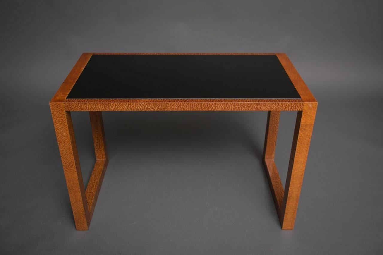 Art Deco Tisch aus Nussbaumholz mit Glaseinsatz (schwarz getönt).