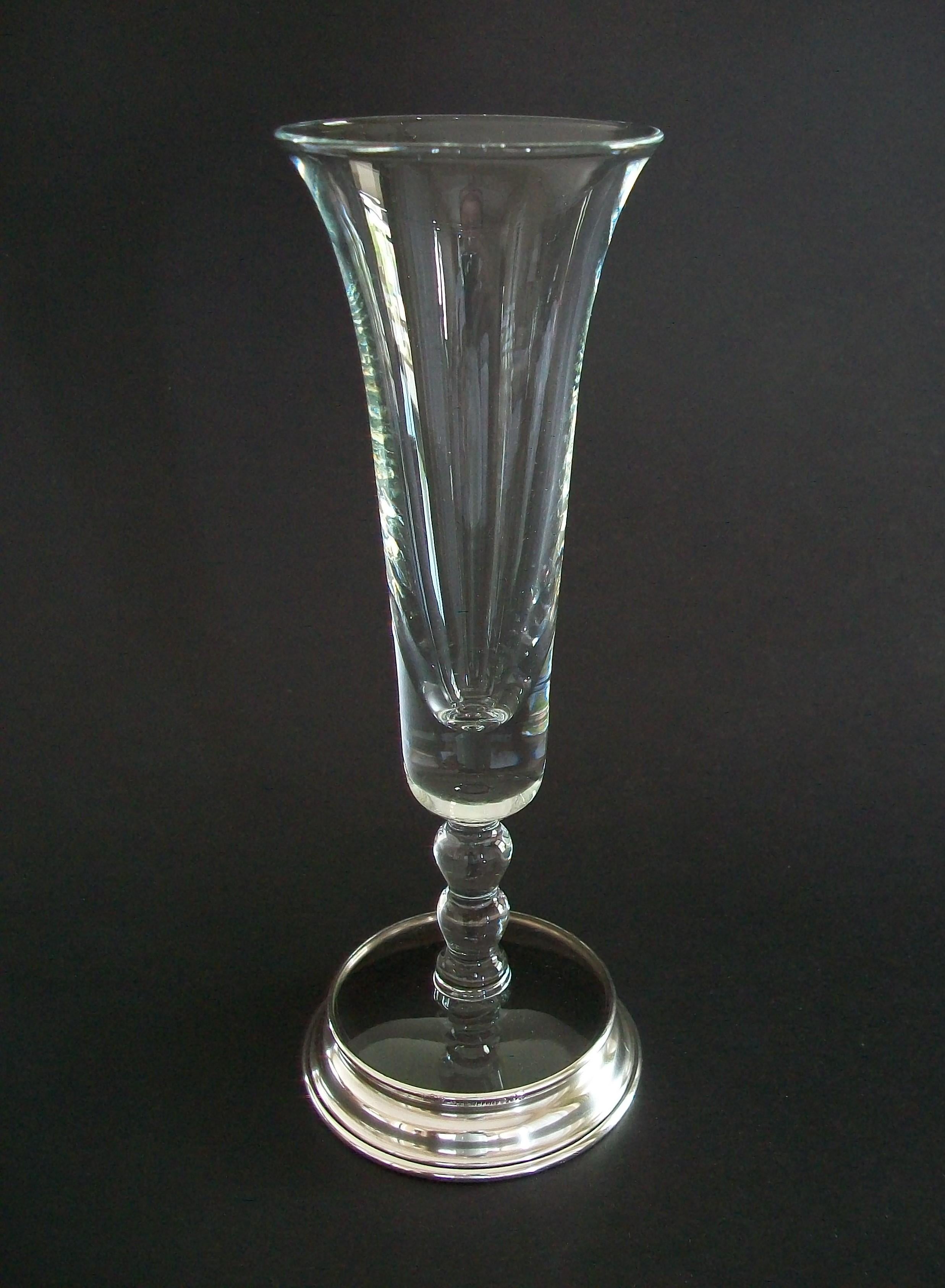 Art déco Vase trompette Art Déco en verre avec base en argent sterling - Royaume-Uni - Milieu du XXe siècle en vente