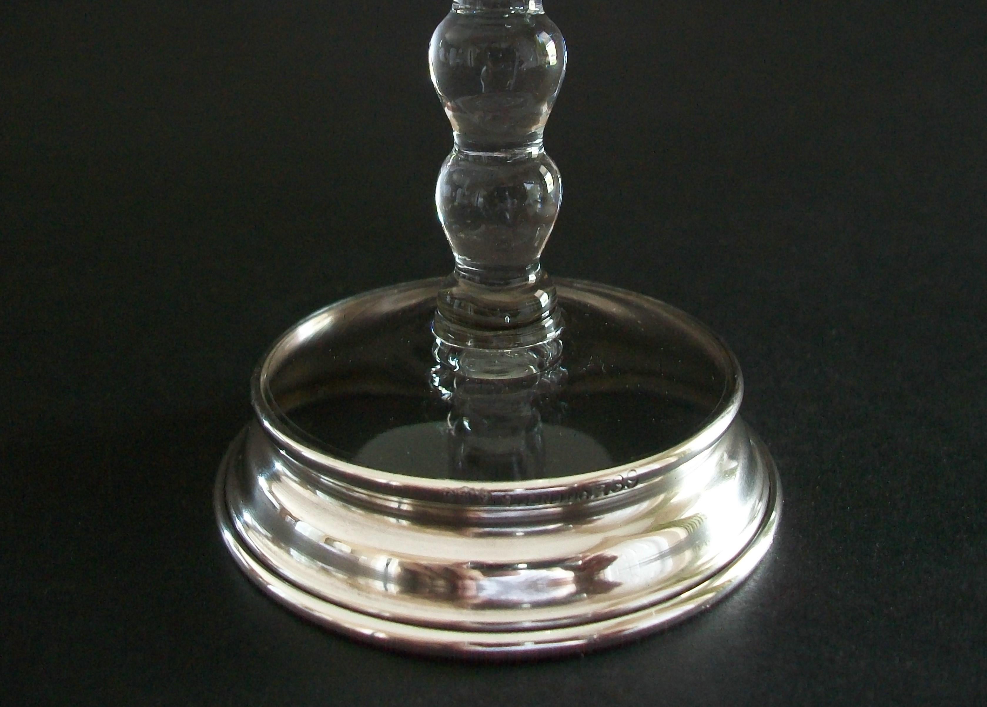 Britannique Vase trompette Art Déco en verre avec base en argent sterling - Royaume-Uni - Milieu du XXe siècle en vente