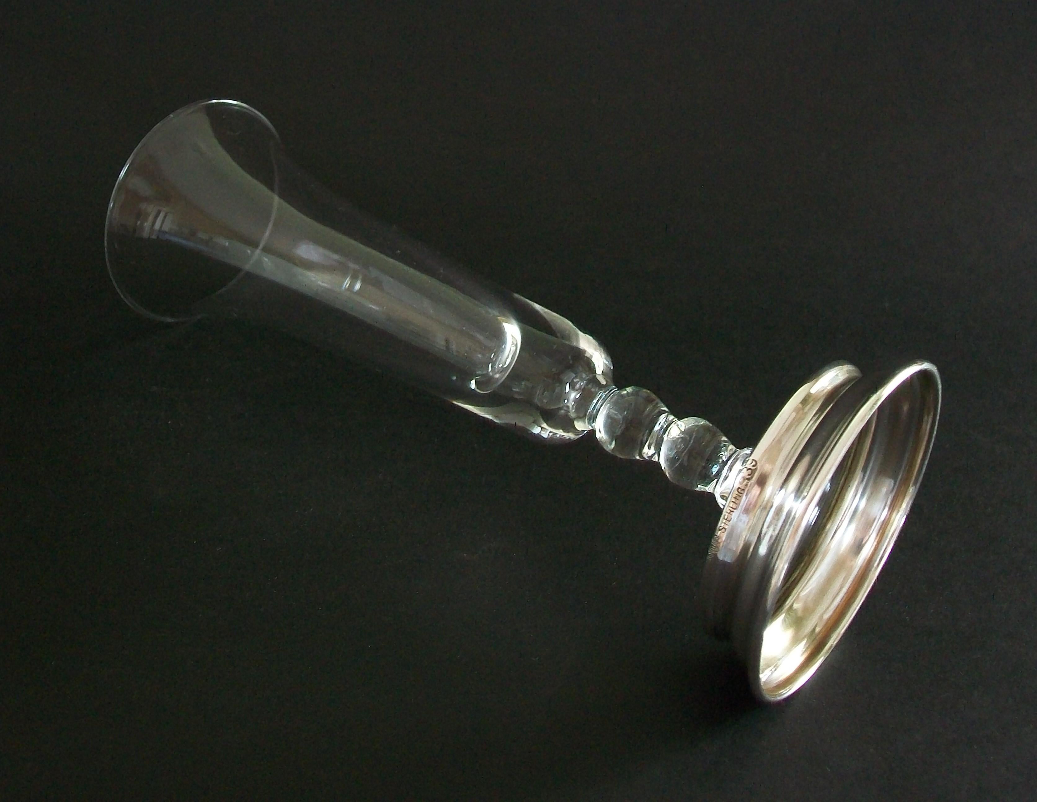 Fait main Vase trompette Art Déco en verre avec base en argent sterling - Royaume-Uni - Milieu du XXe siècle en vente