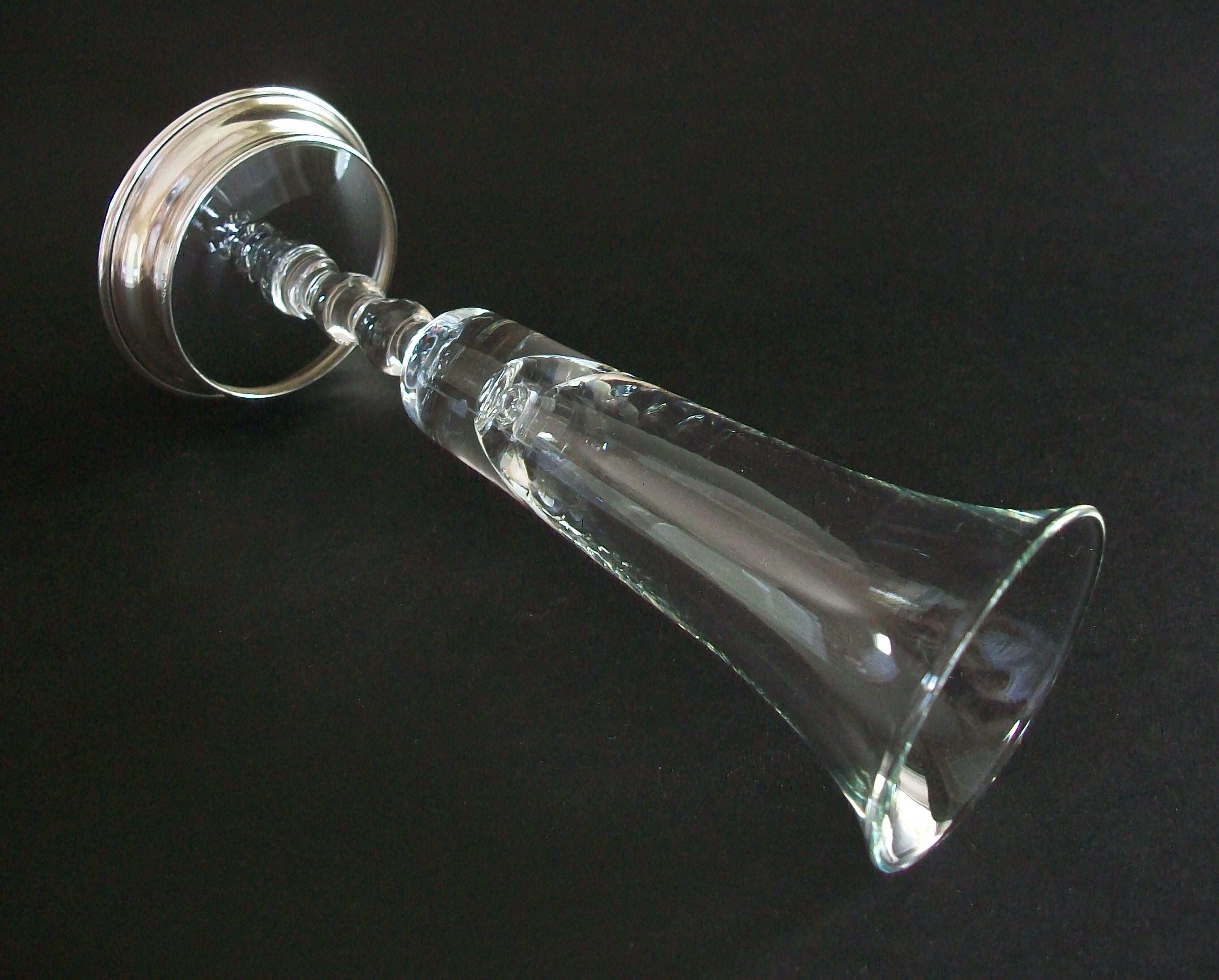 20ième siècle Vase trompette Art Déco en verre avec base en argent sterling - Royaume-Uni - Milieu du XXe siècle en vente