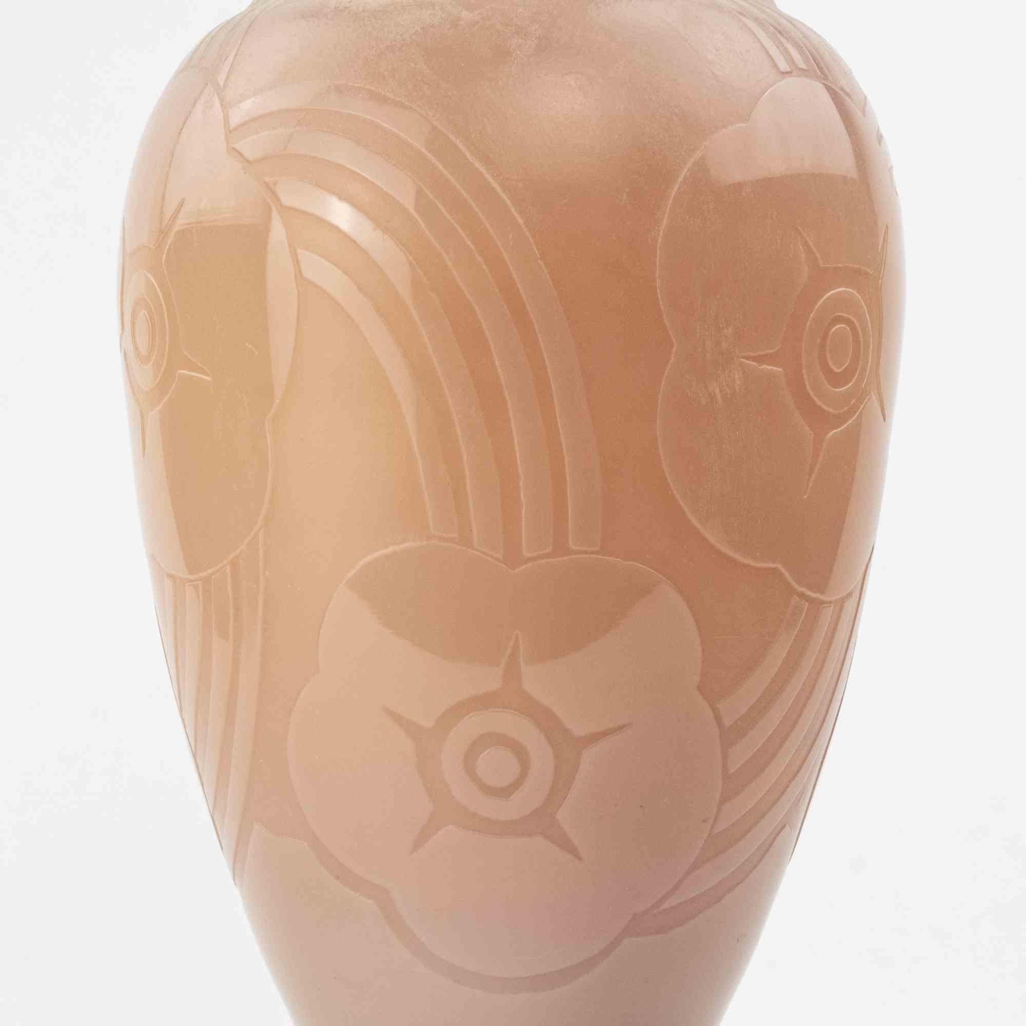 Vintage Art Deco pink glass vase.

With moulded flowers decorations.

Excellent condition.