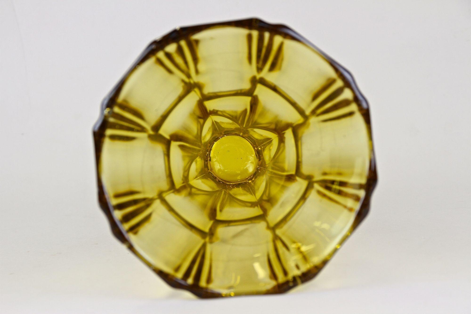 Vase en verre Art Déco, couleur ambre, Autriche, vers 1920 en vente 4
