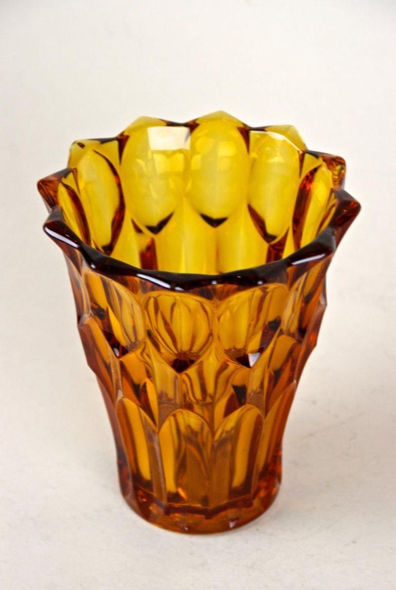 Vaso di vetro Art Déco color ambra, Austria, 1920 circa in vendita 7