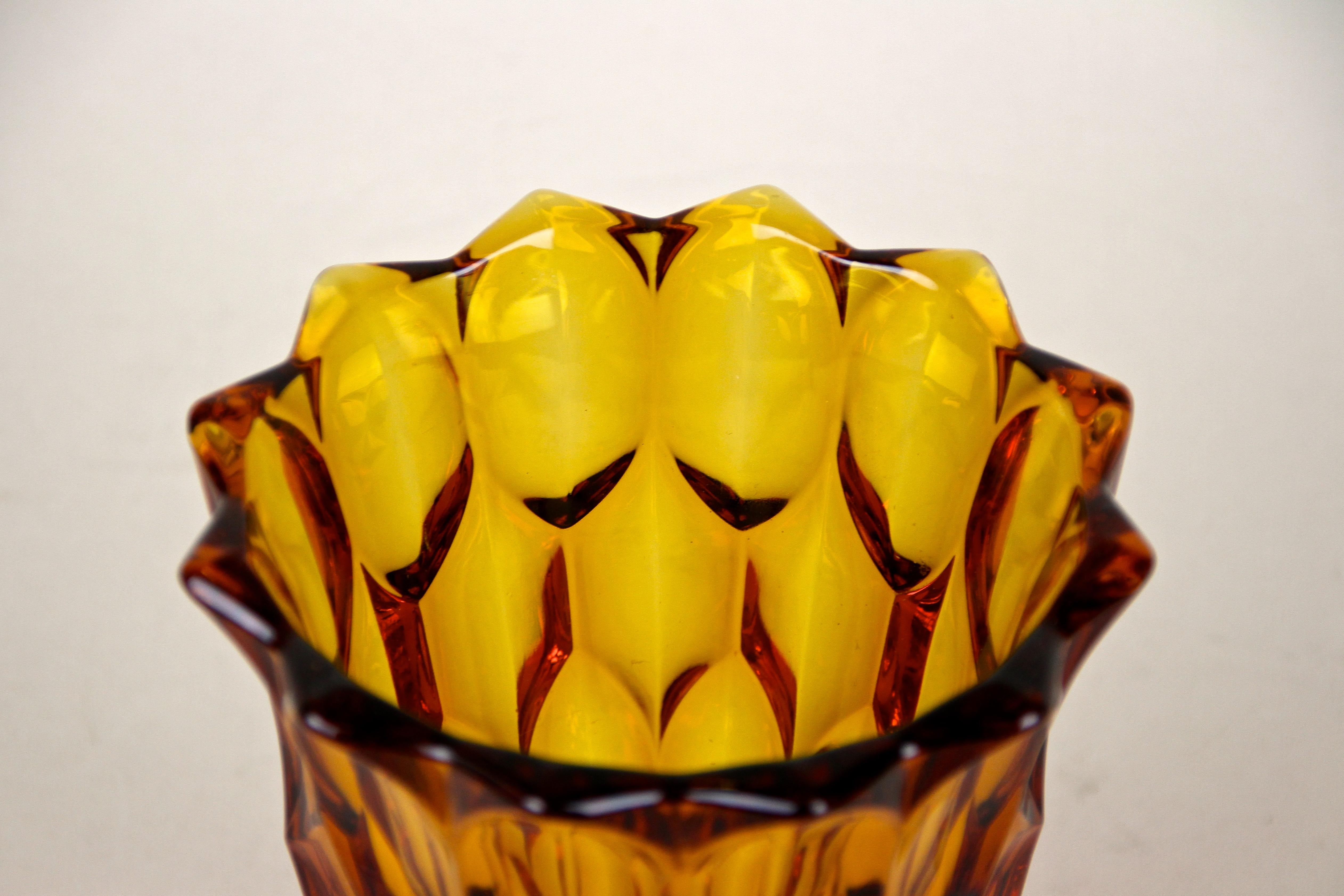 Vase en verre Art Déco couleur ambre, Autriche, vers 1920 en vente 7