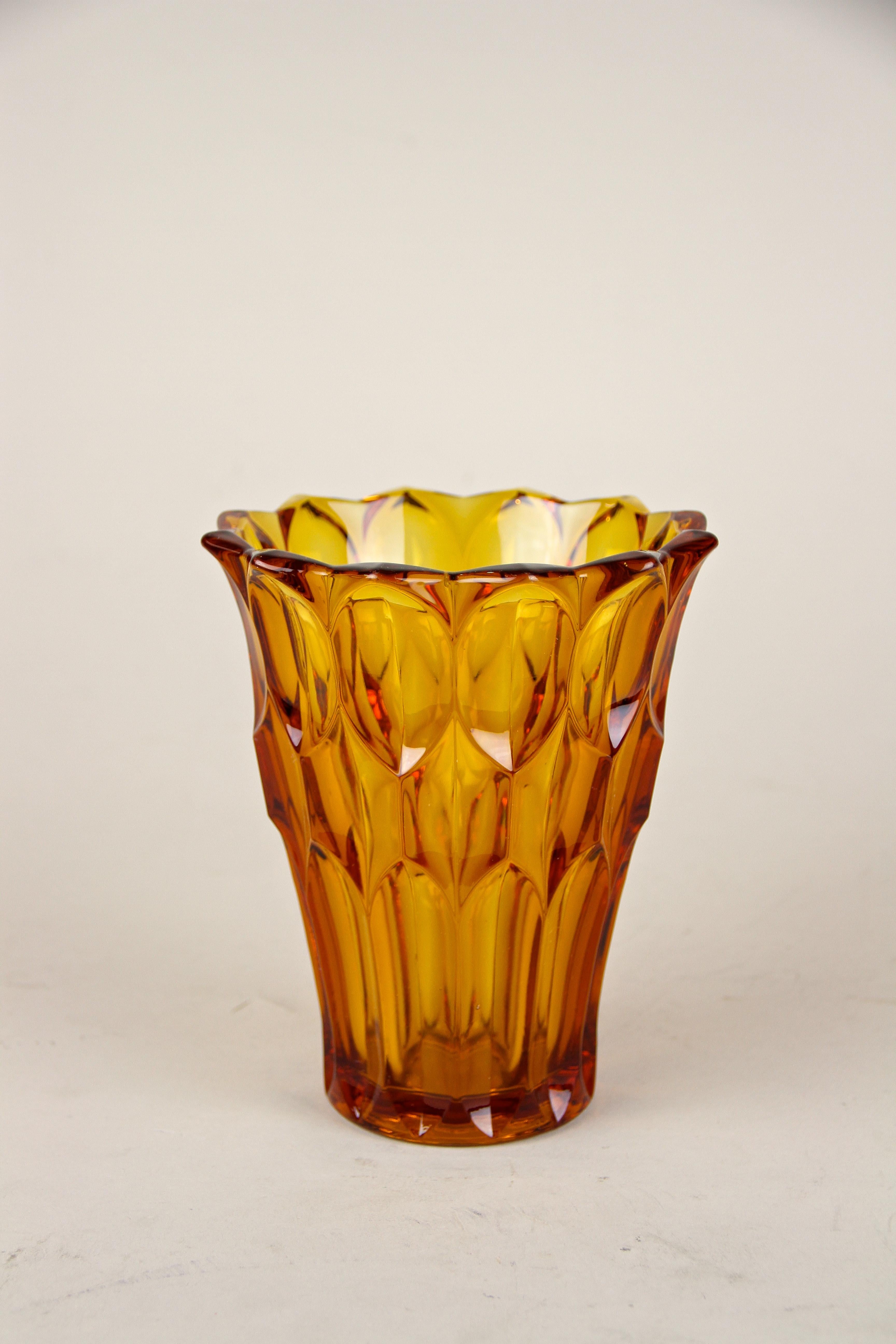 Délicat vase en verre du 20e siècle de la période Art déco, vers 1920 en Autriche. Ce joli vase sait comment convaincre, un morceau de verre très bien conçu, orné d'une coupe spéciale qui construit un motif fantastique selon l'incidence de la