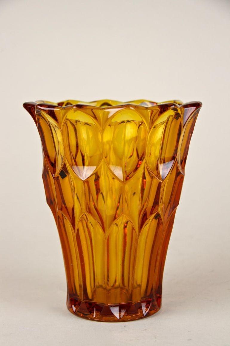 Austriaco Vaso di vetro Art Déco color ambra, Austria, 1920 circa in vendita
