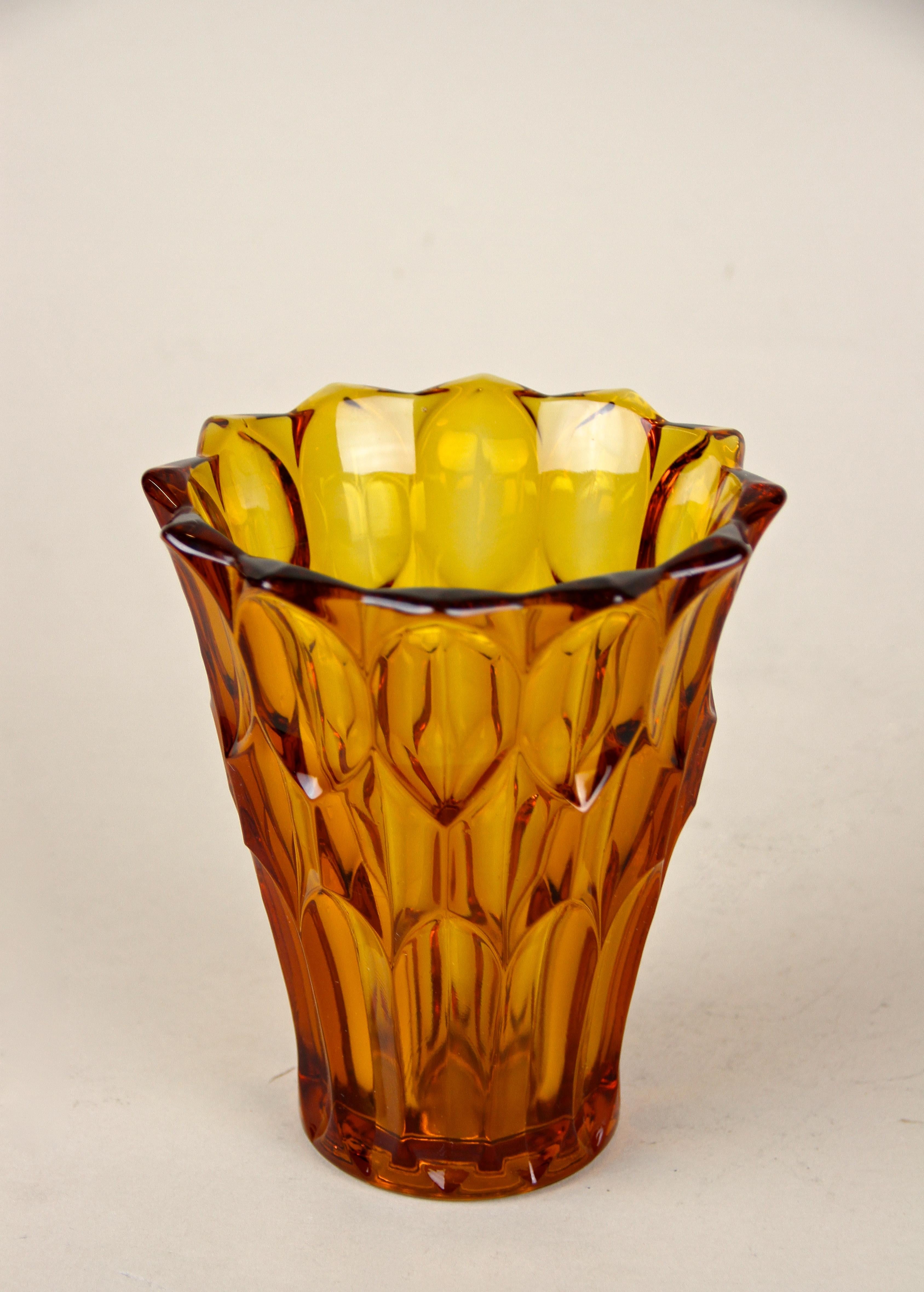 Autrichien Vase en verre Art Déco couleur ambre, Autriche, vers 1920 en vente