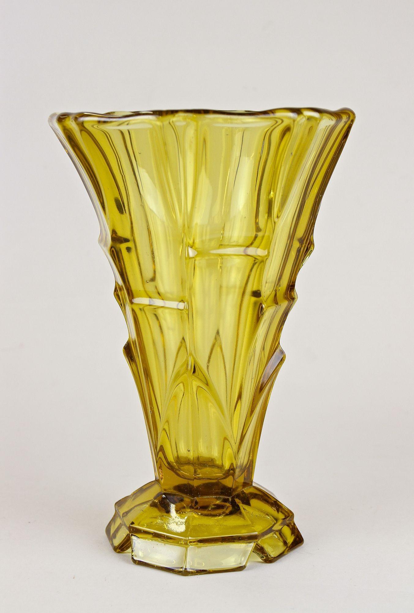Art Deco Glass Vase, Amber Colored, Austria circa 1920 In Good Condition For Sale In Lichtenberg, AT