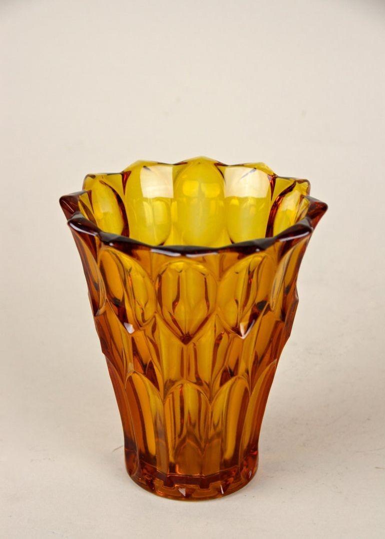 Vaso di vetro Art Déco color ambra, Austria, 1920 circa In condizioni buone in vendita a Lichtenberg, AT