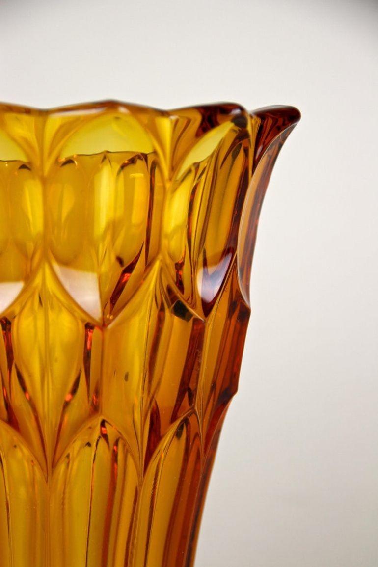 XX secolo Vaso di vetro Art Déco color ambra, Austria, 1920 circa in vendita