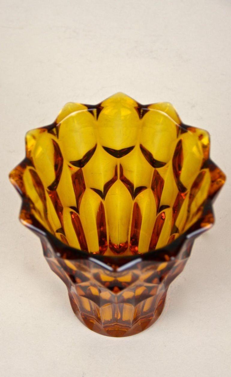 Vaso di vetro Art Déco color ambra, Austria, 1920 circa in vendita 1