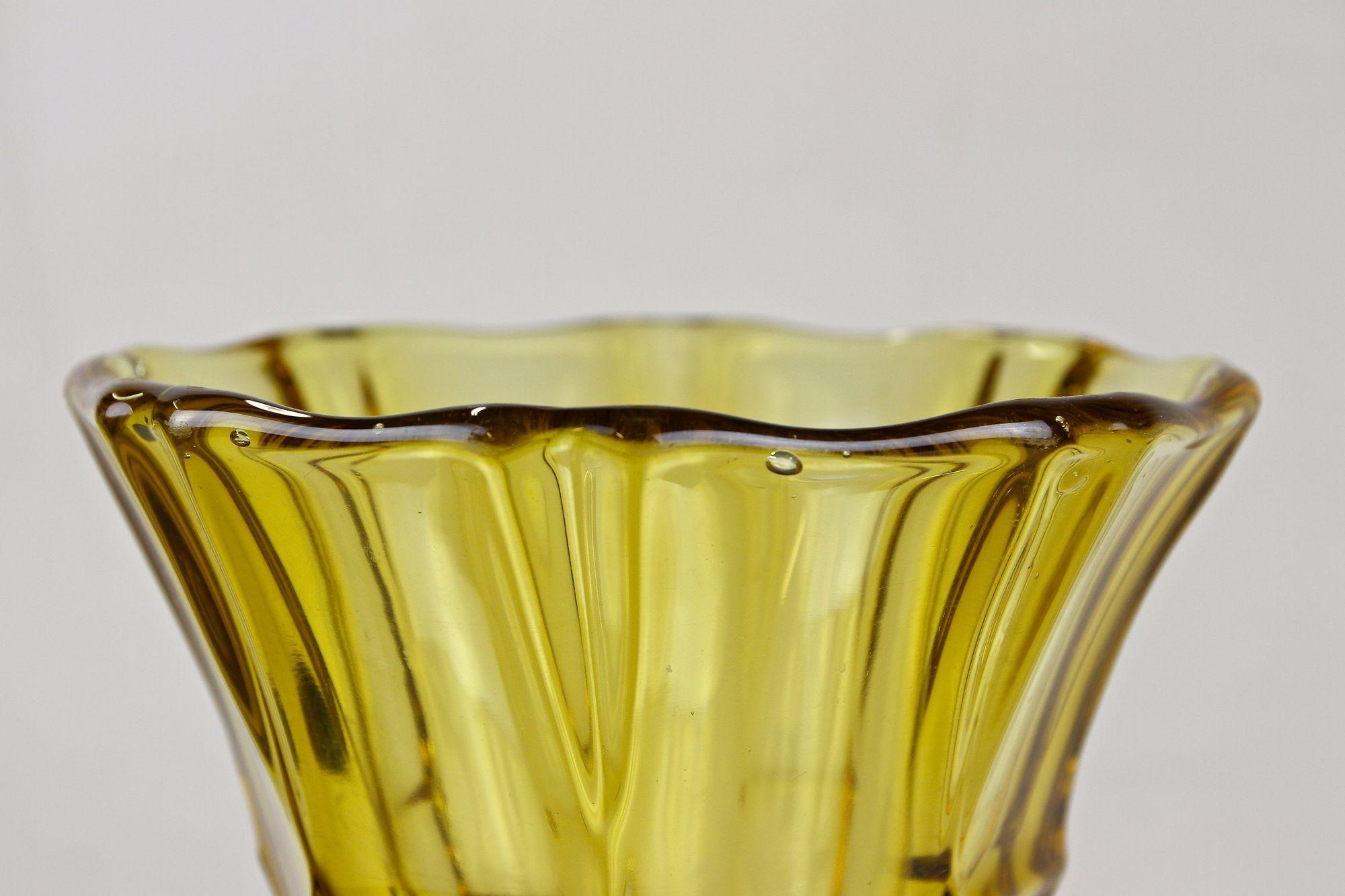 Vase en verre Art Déco, couleur ambre, Autriche, vers 1920 en vente 3
