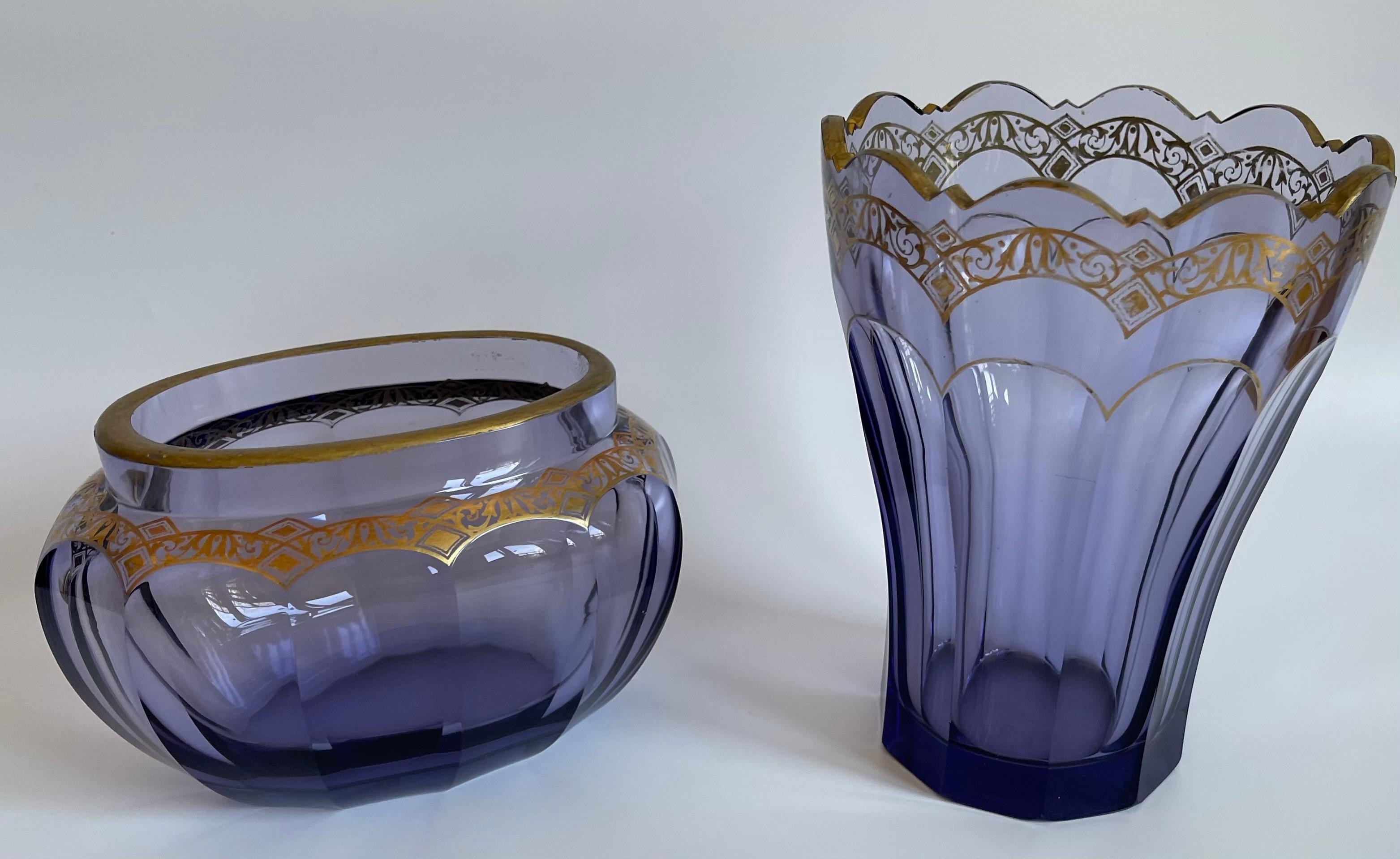 Ensemble vase et bol de style Art déco typique en verre cristal épais de couleur violet-bleu avec une bordure dorée peinte à la main. Il s'agit d'une belle addition à tout intérieur, qu'il soit moderne ou traditionnel.