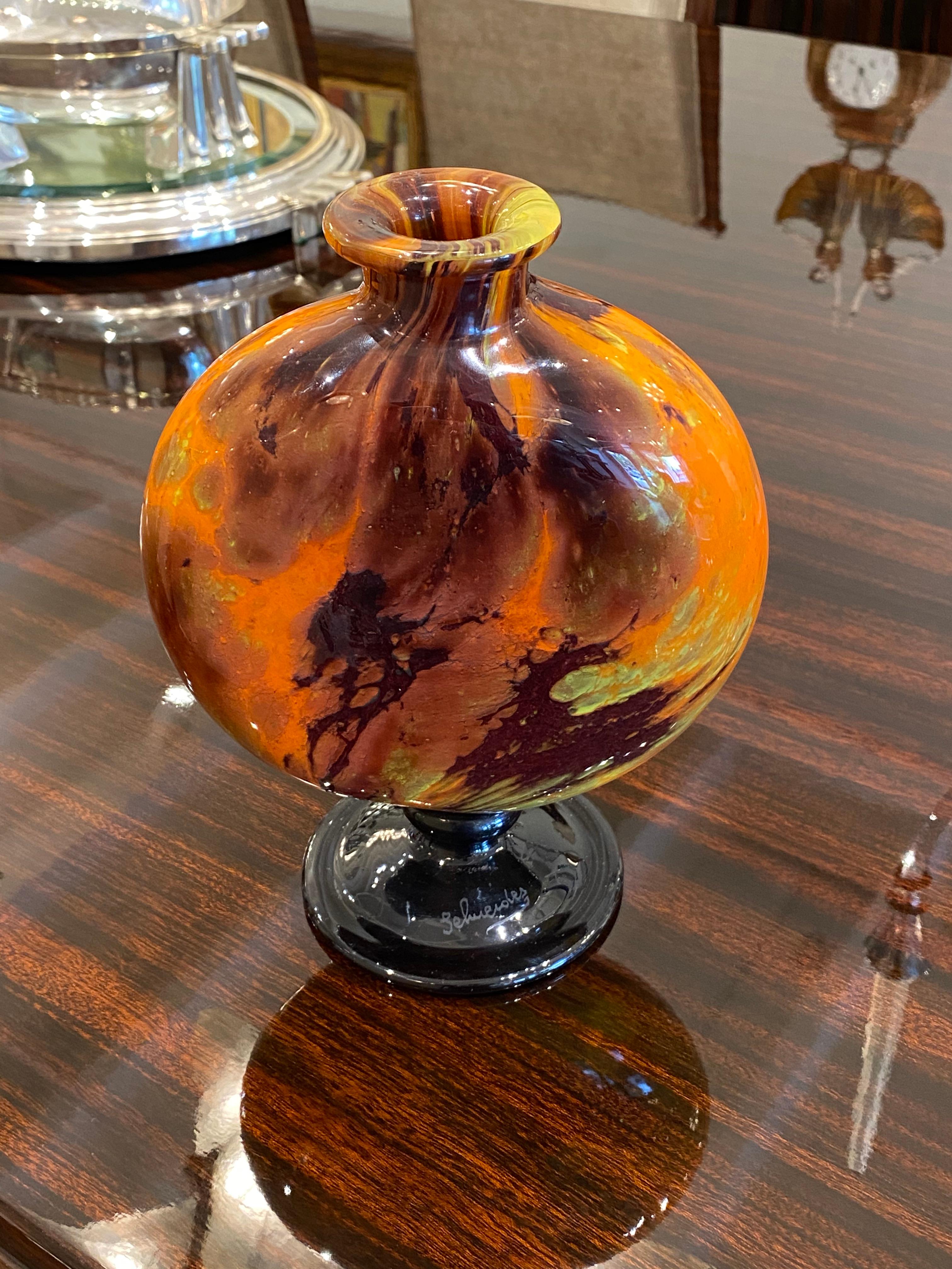 Vase rond en verre Art Déco par Charles Schneider en couleurs orange, marron et moutarde.
Fabriqué en France,
Circa : 1925
Signature Schneider.