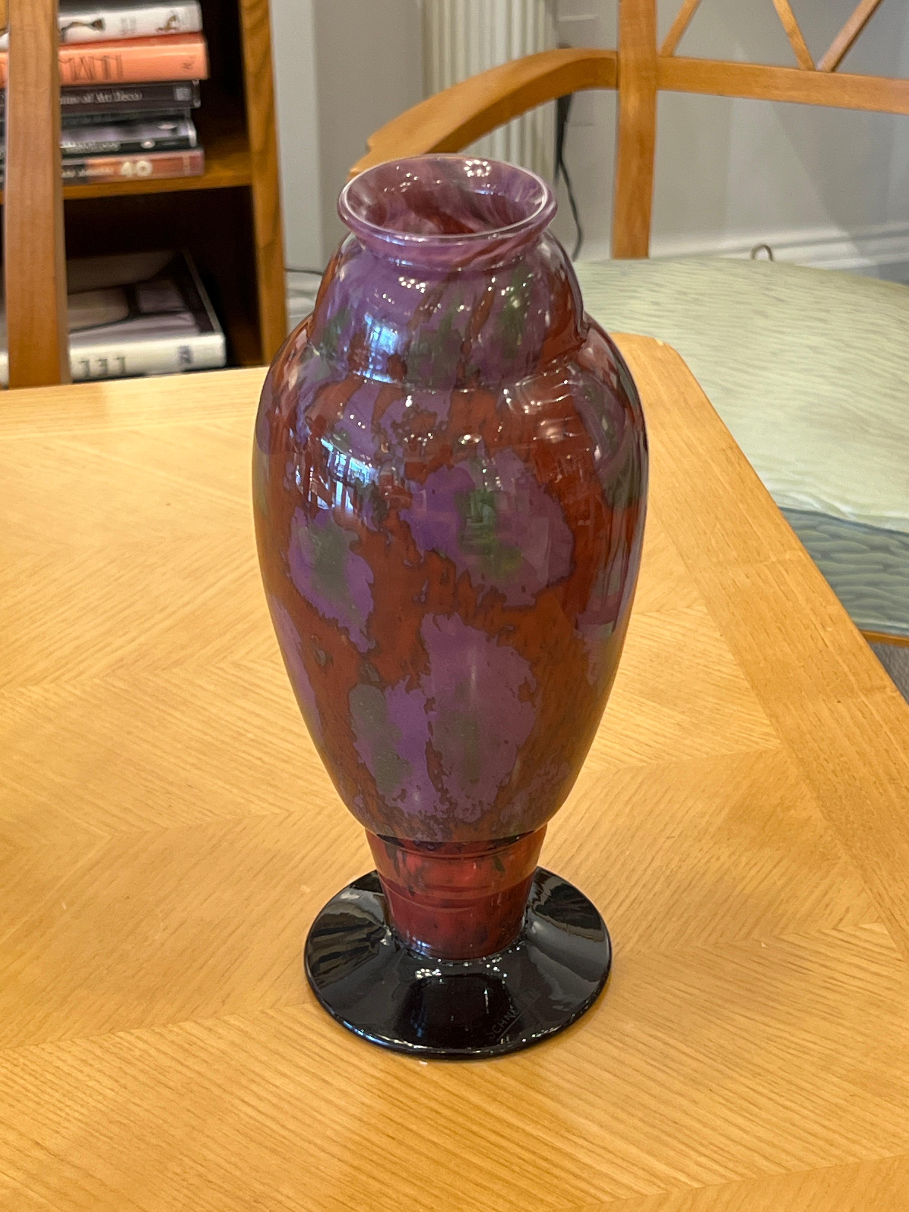 Vase en verre Art Déco aux teintes violettes signé et par Charles Schneider.

Signature : Schneider