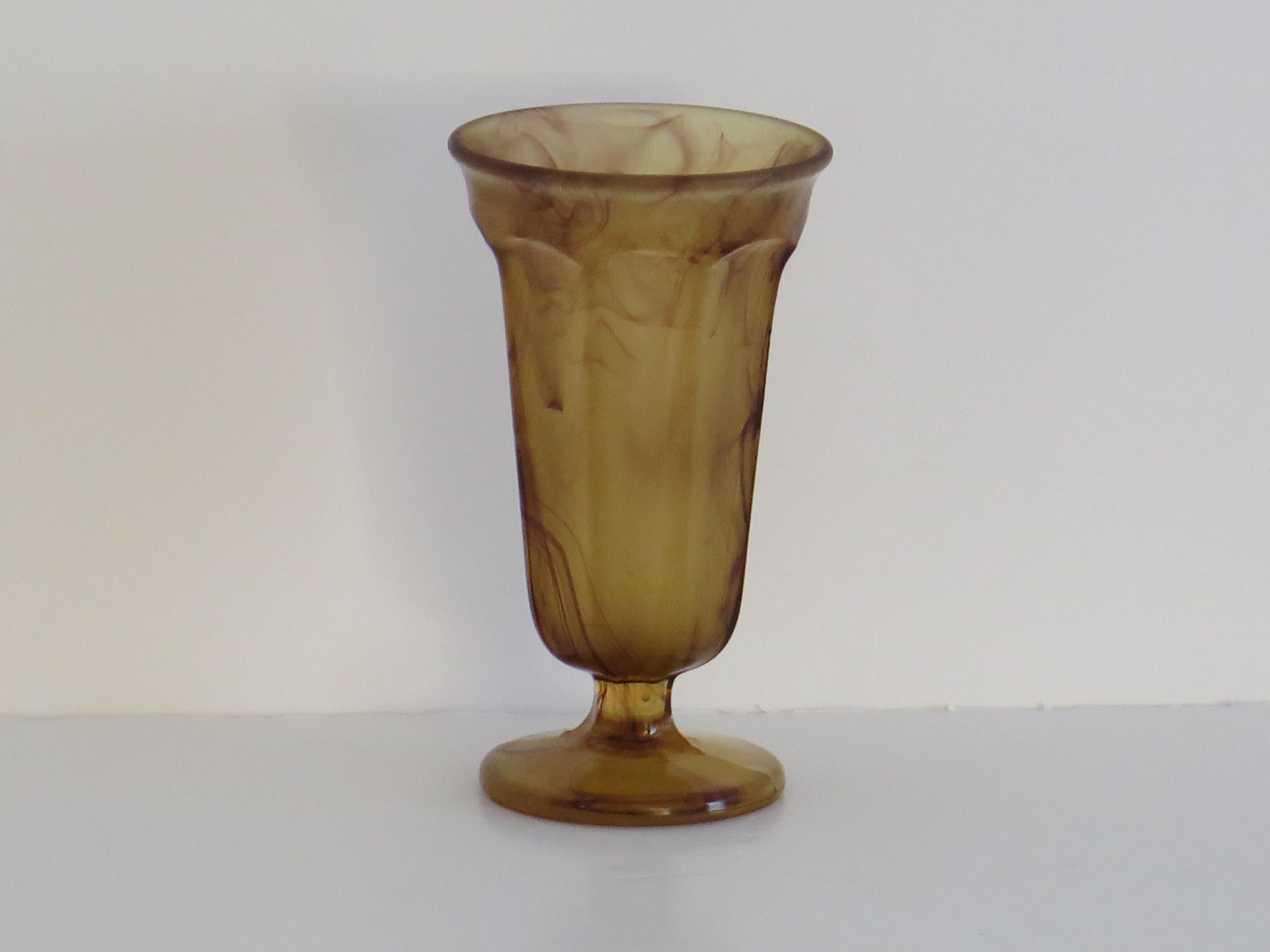 Si tratta di un bellissimo vaso in vetro di piccole dimensioni realizzato da George Davidson and Co. di Gateshead in Inghilterra nel periodo Art Deco, circa negli anni '30. Questi vasi sono stati realizzati in diversi colori e questa è la versione