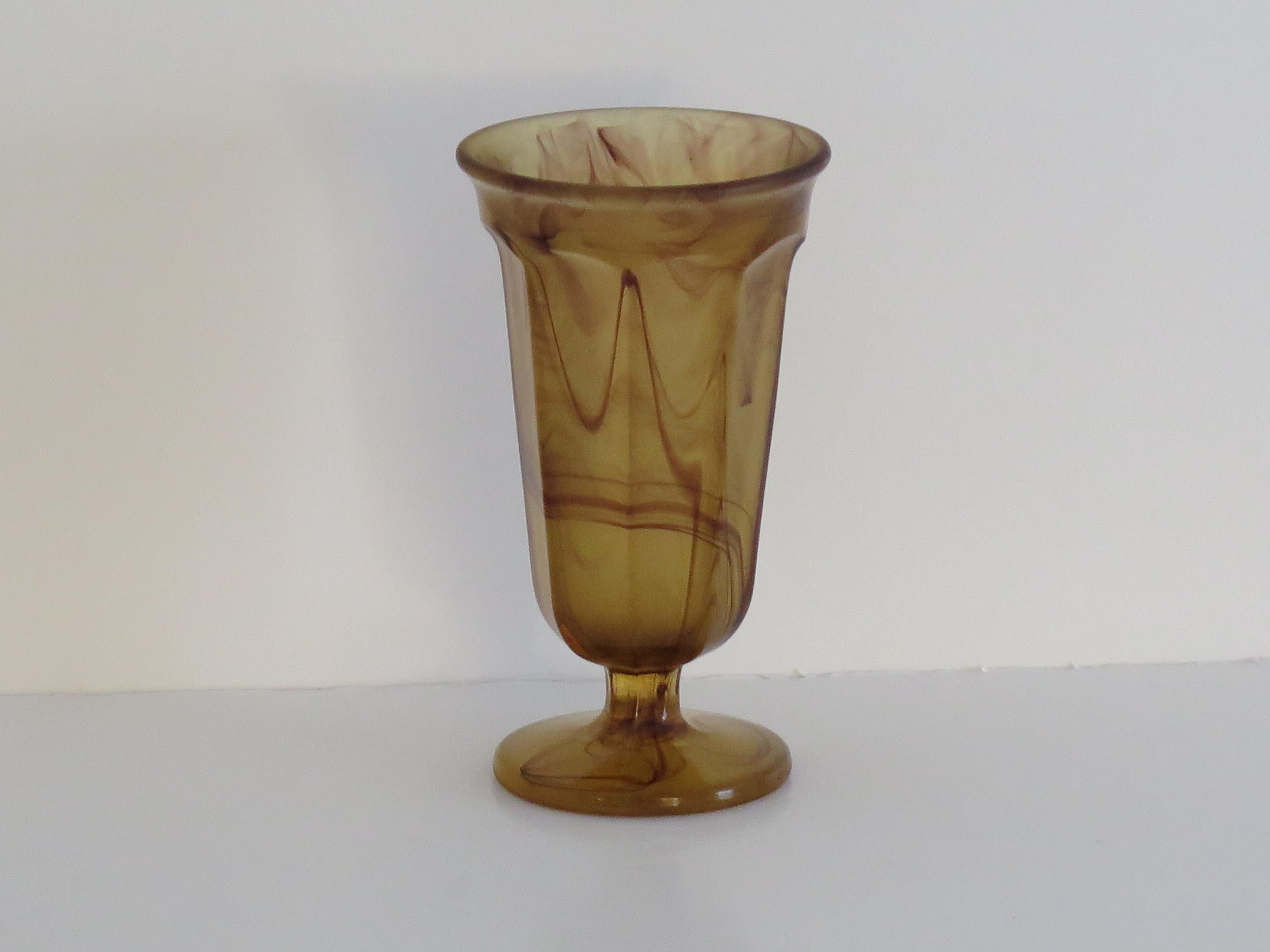 Art Déco Vaso in vetro Art Deco di George Davidson in vetro Amber Cloud, circa 1930 in vendita