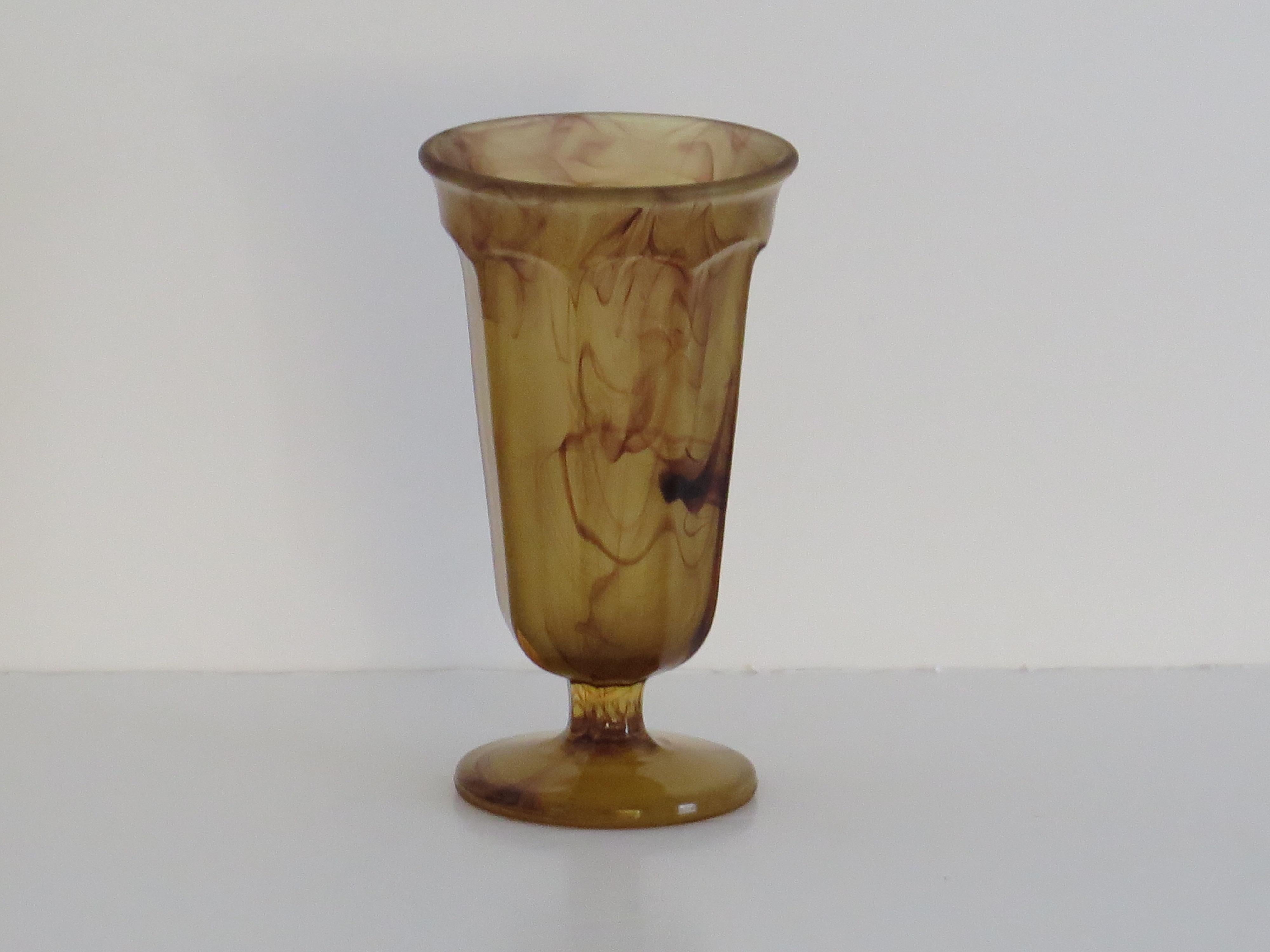 Pressato Vaso in vetro Art Deco di George Davidson in vetro Amber Cloud, circa 1930 in vendita
