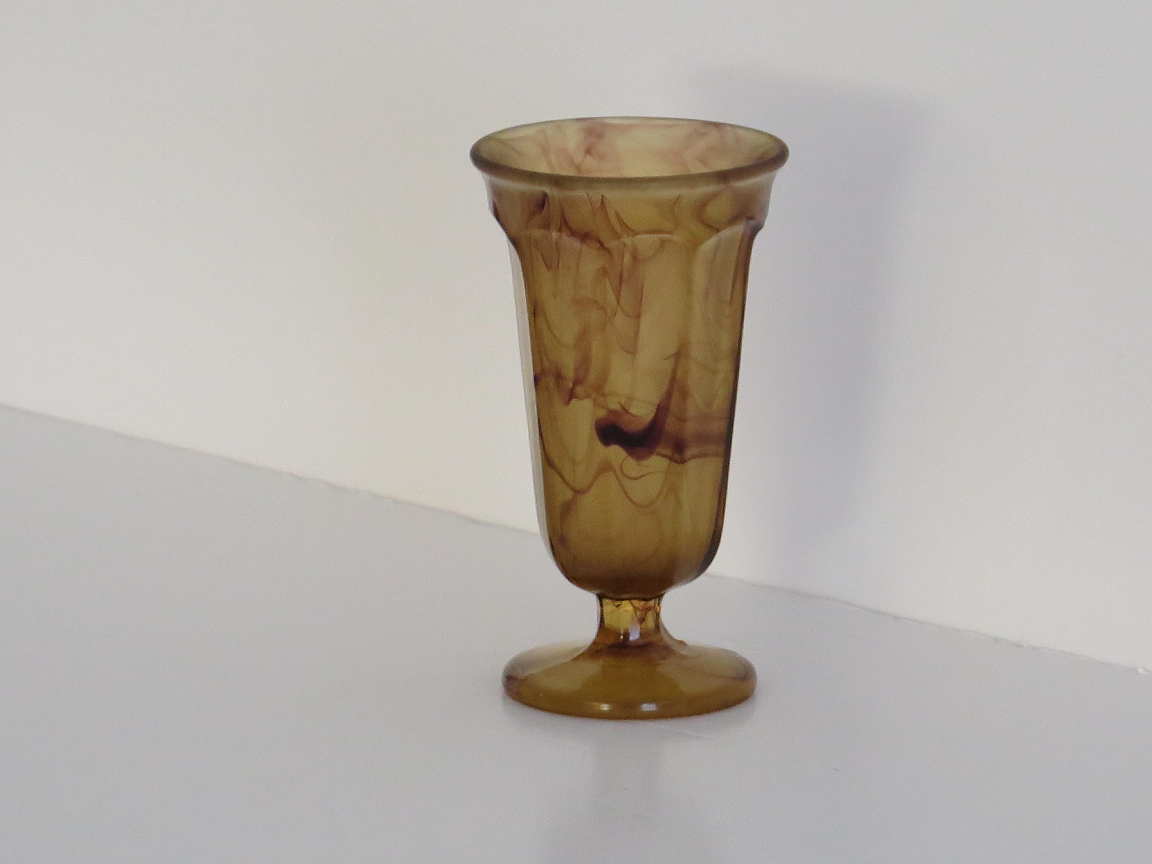 Vaso in vetro Art Deco di George Davidson in vetro Amber Cloud, circa 1930 In condizioni buone in vendita a Lincoln, Lincolnshire