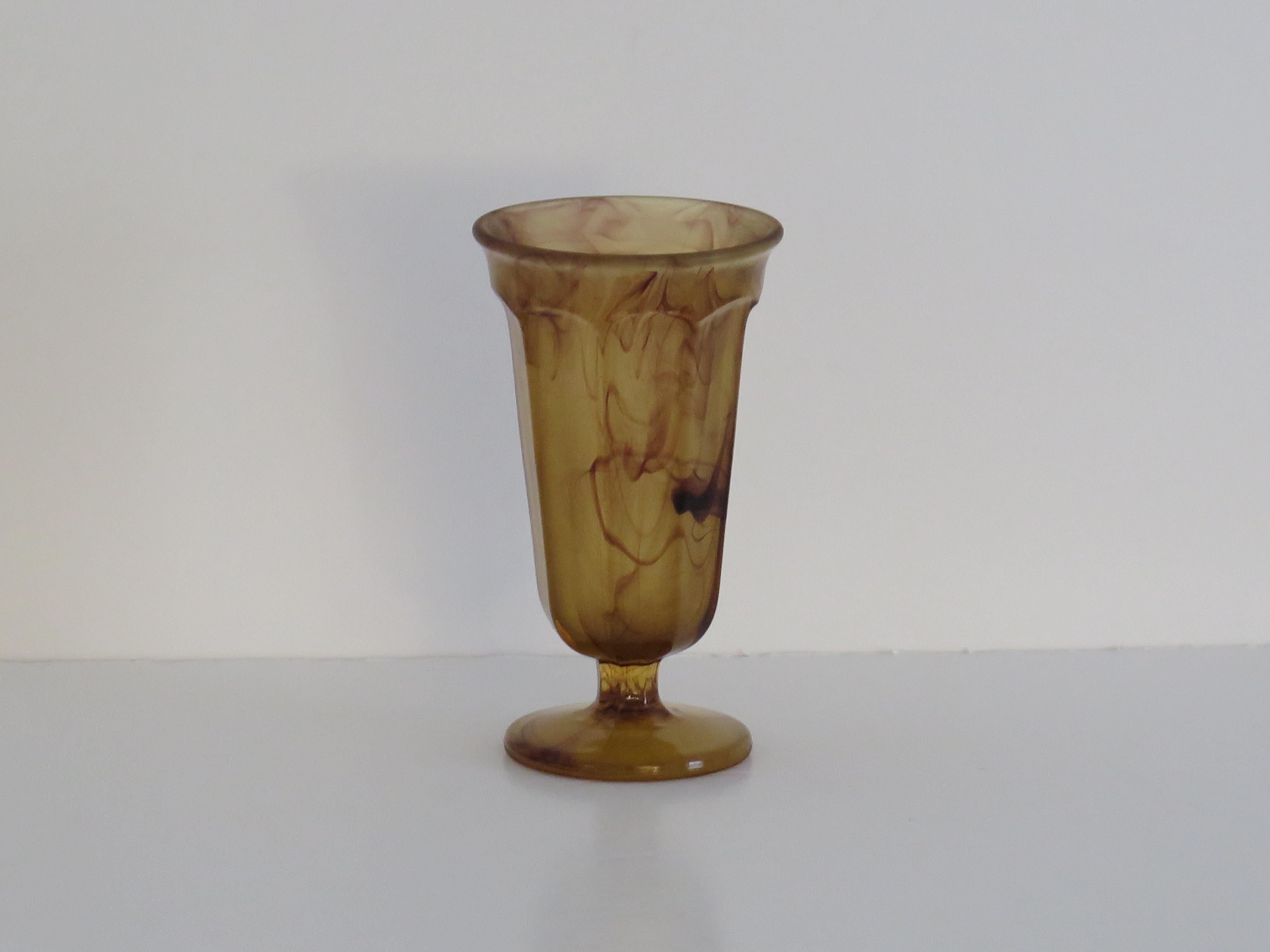 XX secolo Vaso in vetro Art Deco di George Davidson in vetro Amber Cloud, circa 1930 in vendita