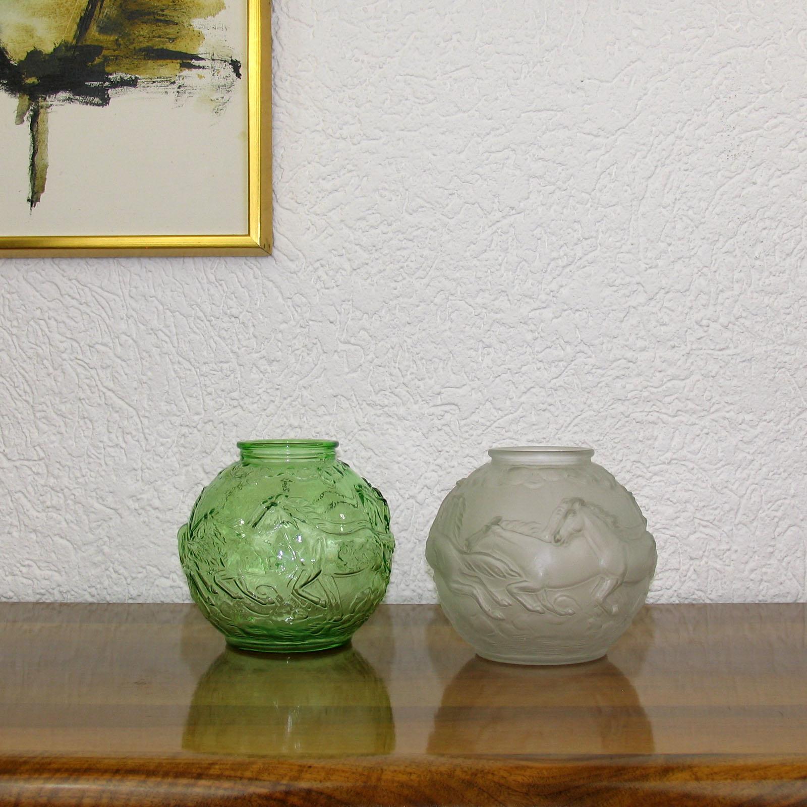 Grüne Pressglasvase im Art déco-Stil, in der Form geblasen, mit galoppierenden Pferden, entworfen von Karel Zentner um 1930.
Es wurde in der Tschechoslowakei in den 1920er-1930er Jahren hergestellt. Das Modell wurde als Vase Nr. 1917 im