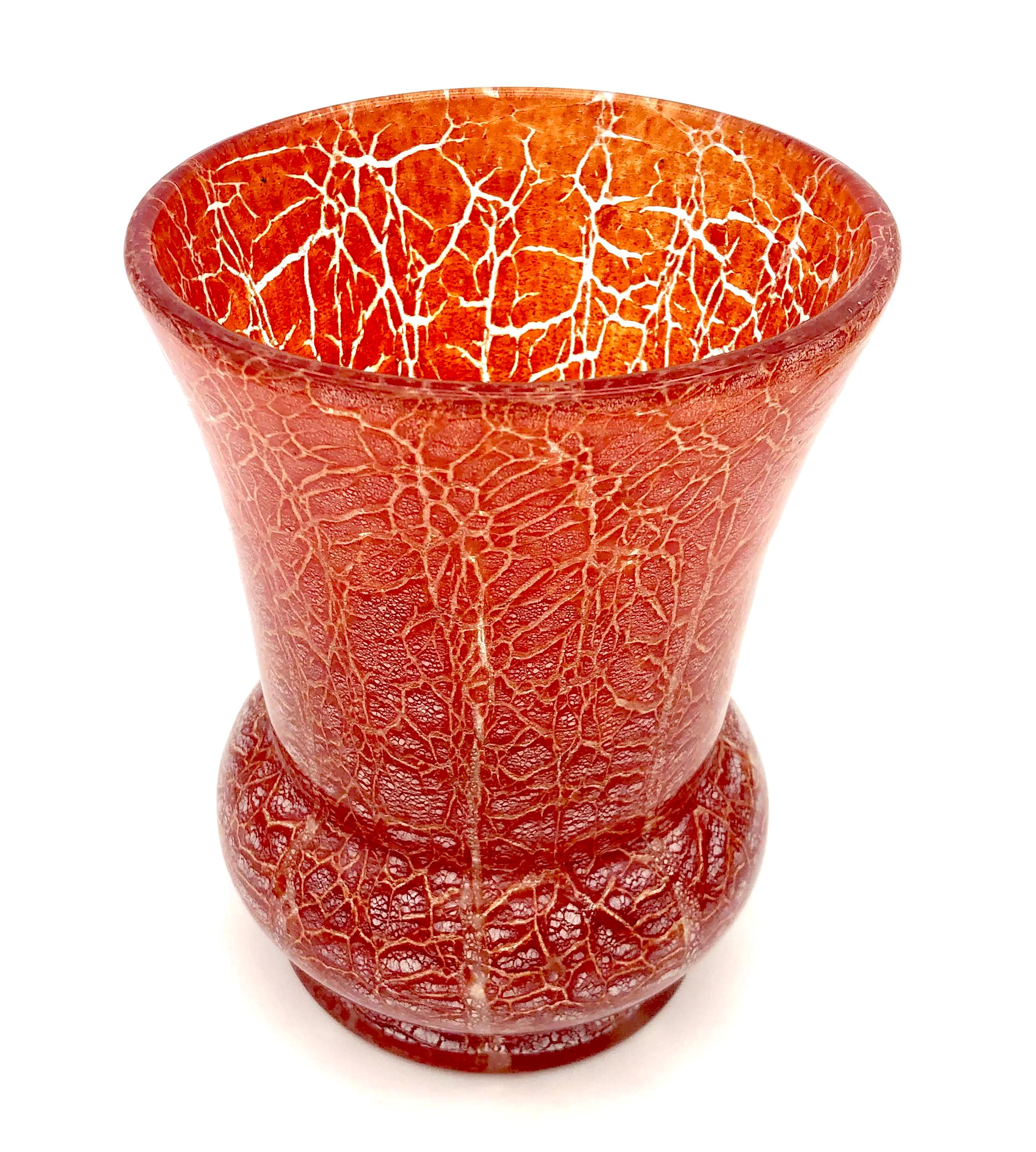 Ce vase Art déco a été conçu par Karl Wiedmann (1905-1992) pour WMF en 1930 ca.  C'est l'un des verres d'art Ikora. Selon Xenia Riemann dans son article sur WMF dans le catalogue 