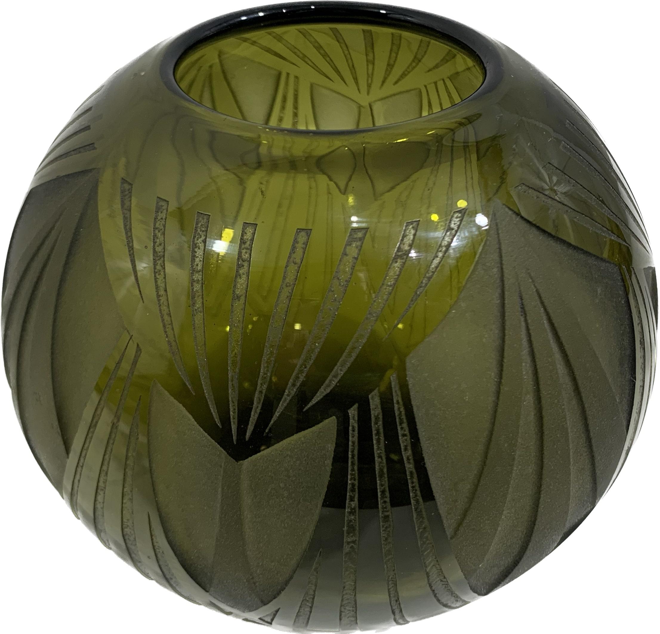 Un superbe vase en verre du milieu du 20ème siècle signé L Gras. Il est d'origine française et date des années 1930. Le vase est poli à blanc et sablé, mettant ainsi en valeur une figure géométrique typique du mouvement Art-Déco. Le décapage a
