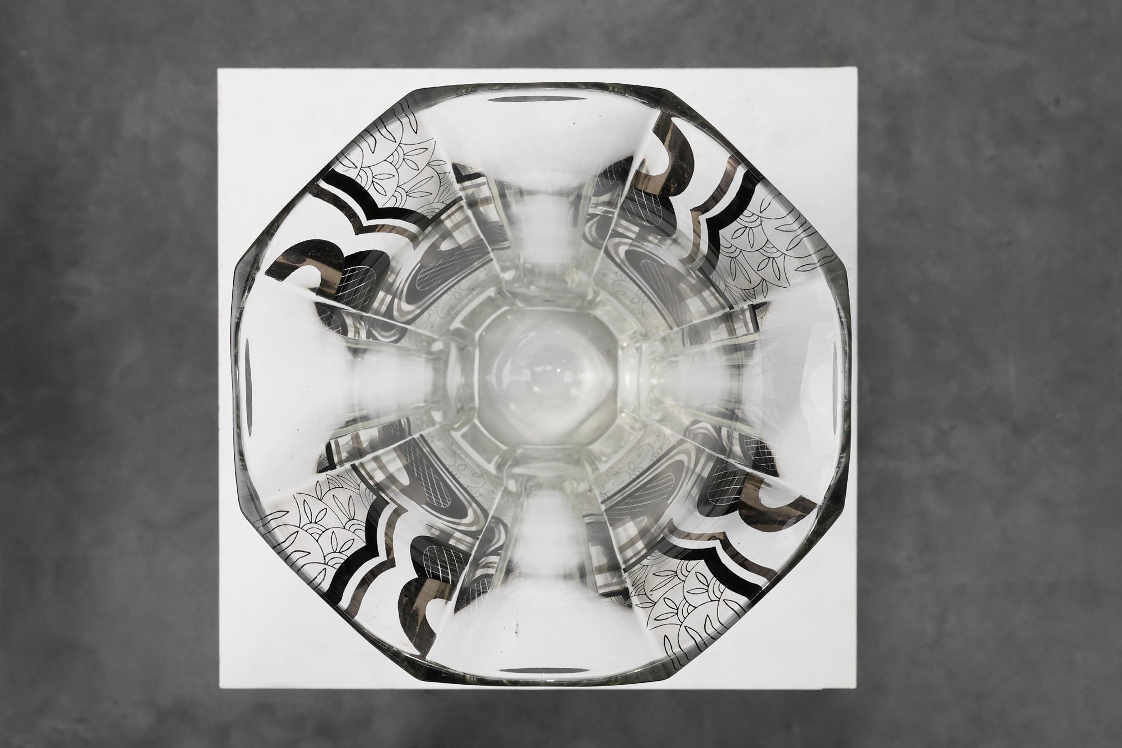 Vaso in vetro Art Deco con decorazione grafica nera, Francia, circa 1940 in vendita 3